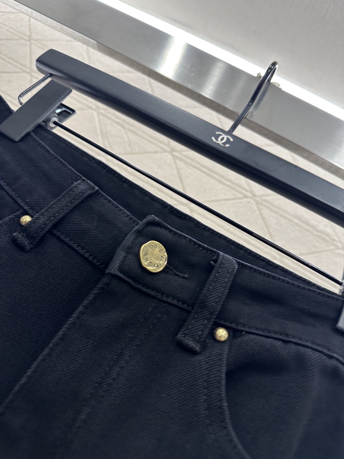 ♥Louis vuitto*♥2025新品上架 皮标牛仔微喇长裤定制YB斜纹棉牛仔材质,舒适弹力,穿搭有