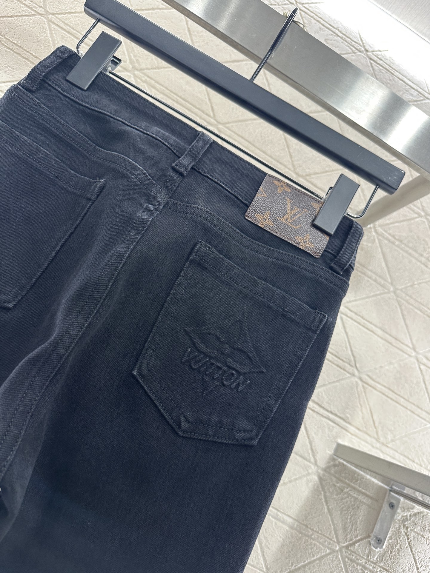 ♥Louis vuitto*♥2025新品上架 皮标牛仔微喇长裤定制YB斜纹棉牛仔材质,舒适弹力,穿搭有