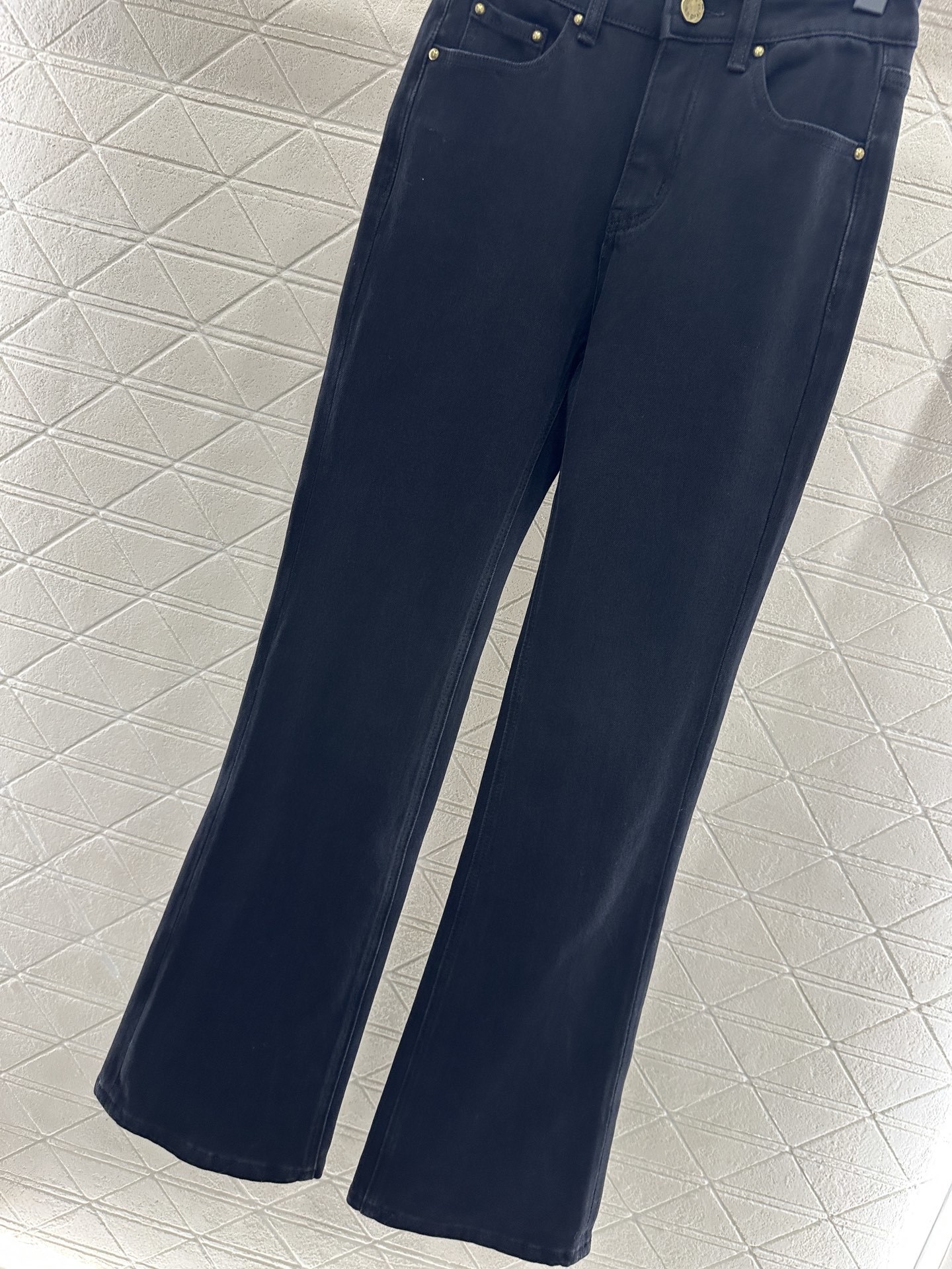 ♥Louis vuitto*♥2025新品上架 皮标牛仔微喇长裤定制YB斜纹棉牛仔材质,舒适弹力,穿搭有