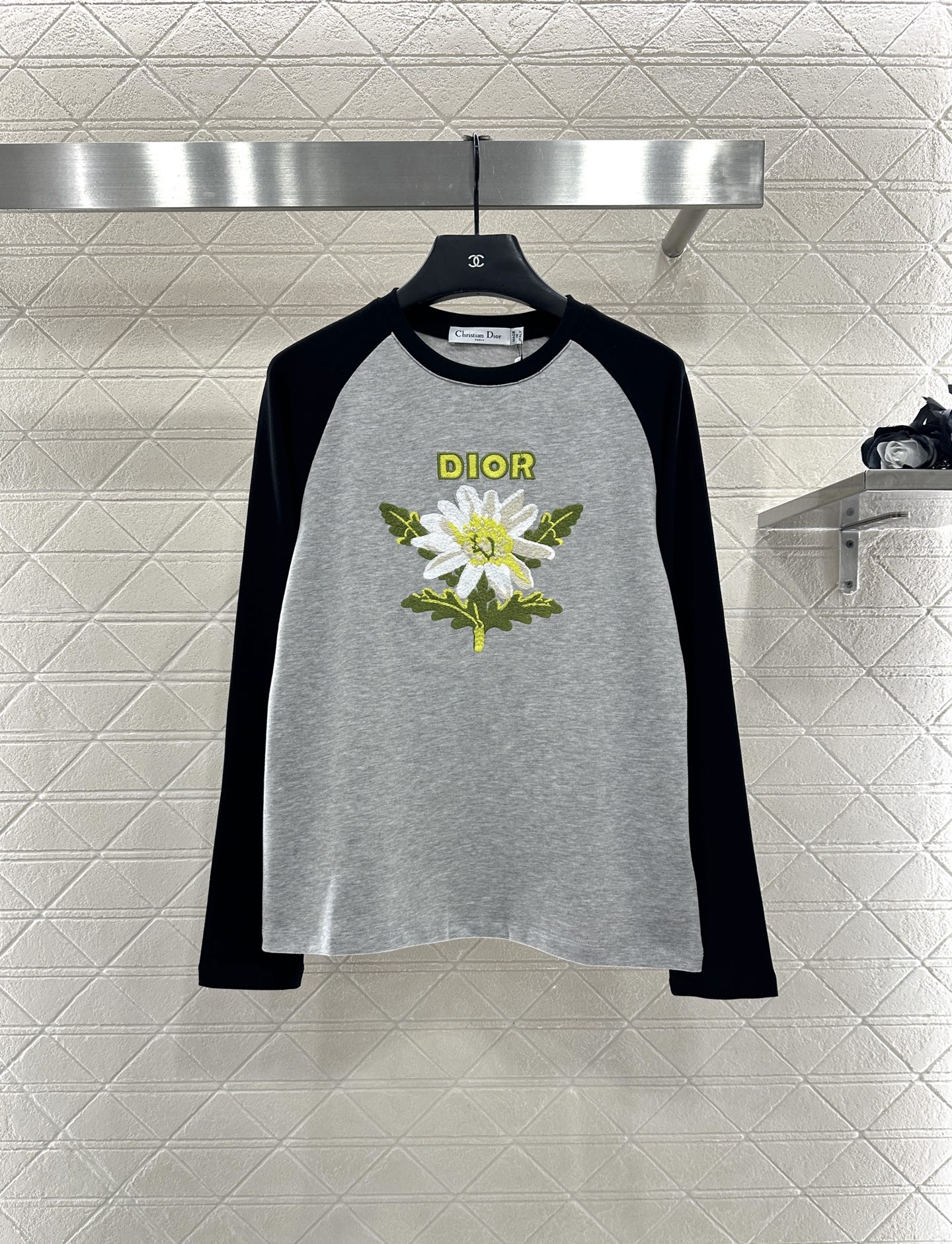 ♥Dio*♥2025新品上架 圆领插肩刺绣长袖定制YB斜纹全棉材质，透气舒适，质感十足，常规长袖裁剪，凸