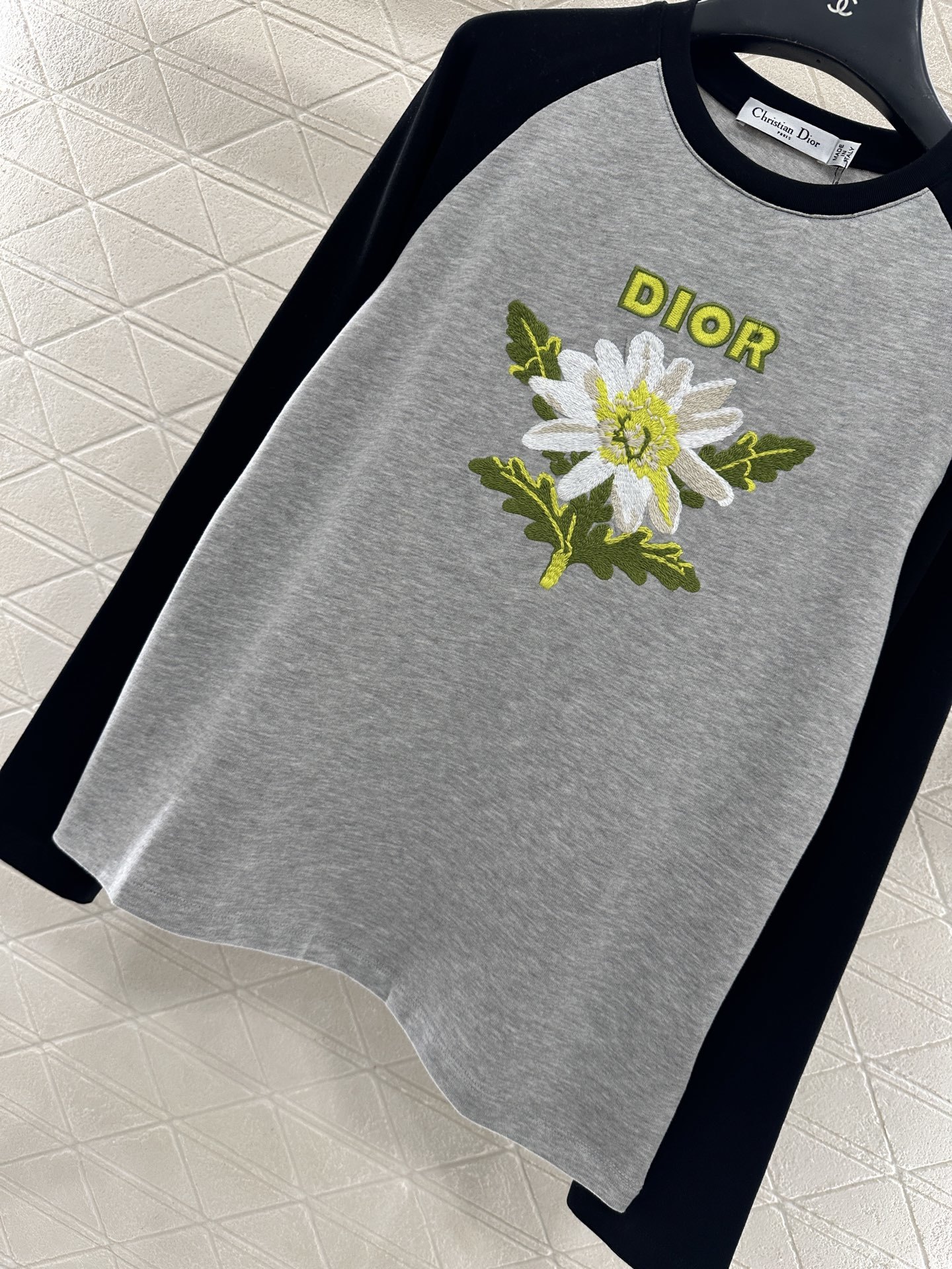 ♥Dio*♥2025新品上架 圆领插肩刺绣长袖定制YB斜纹全棉材质,透气舒适,质感十足,常规长袖裁剪,凸