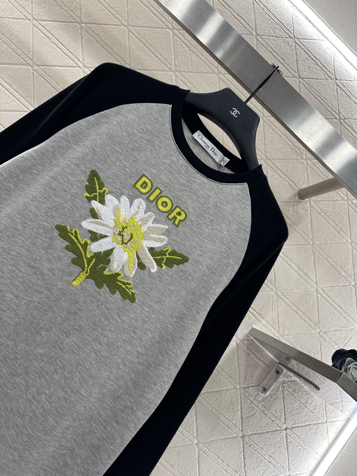 ♥Dio*♥2025新品上架 圆领插肩刺绣长袖定制YB斜纹全棉材质,透气舒适,质感十足,常规长袖裁剪,凸