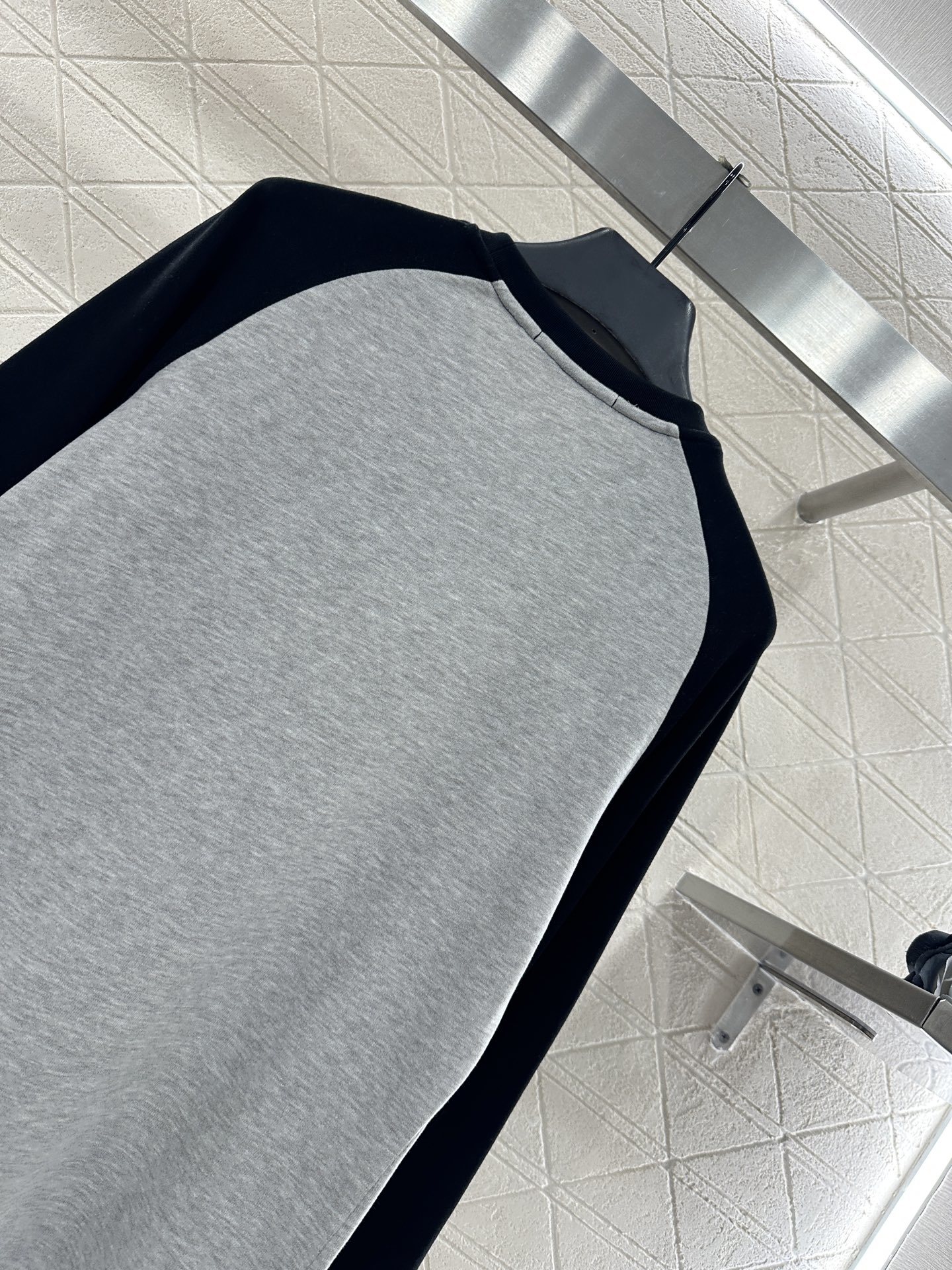 ♥Dio*♥2025新品上架 圆领插肩刺绣长袖定制YB斜纹全棉材质,透气舒适,质感十足,常规长袖裁剪,凸