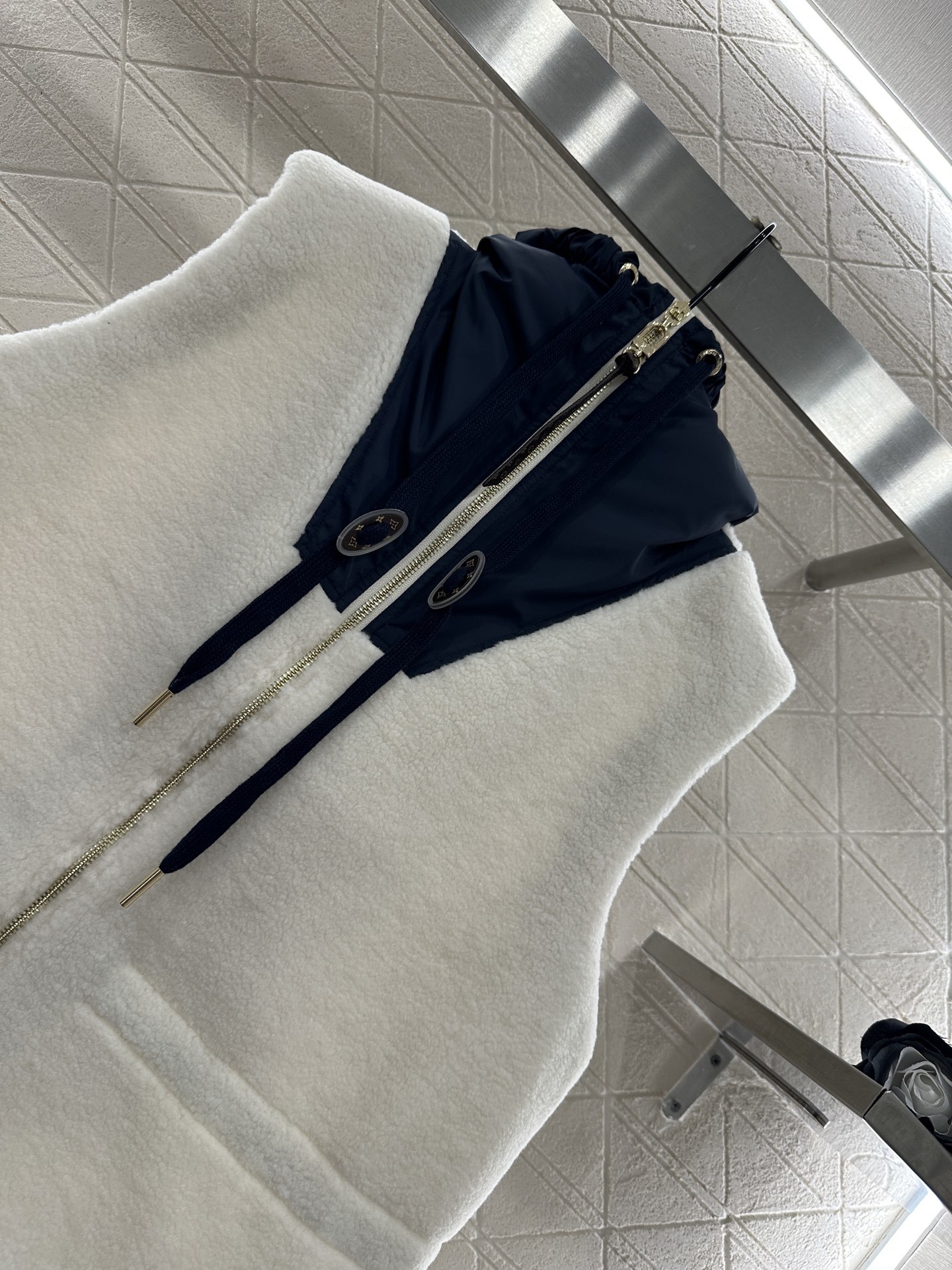 ♥Louis Vuitto♥2025新品上架 泰迪拼接尼龙拉链马甲大身饰以泰迪毛绒材质,质感柔软舒适,环