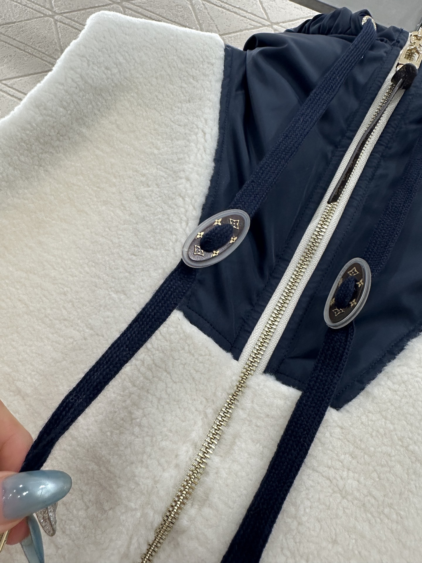 ♥Louis Vuitto♥2025新品上架 泰迪拼接尼龙拉链马甲大身饰以泰迪毛绒材质,质感柔软舒适,环