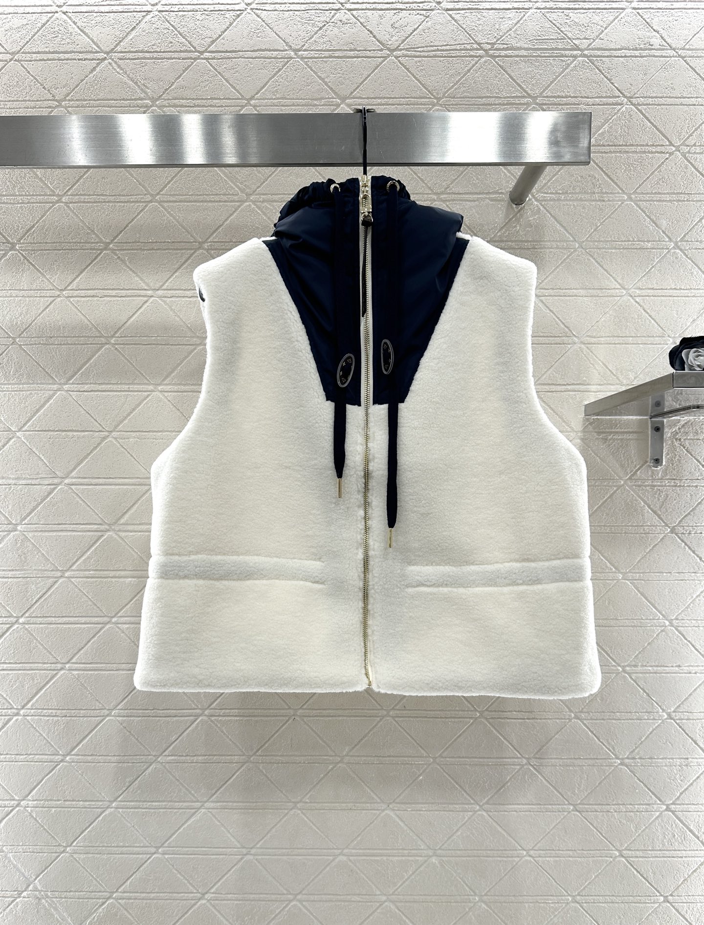 ♥Louis Vuitto♥2025新品上架 泰迪拼接尼龙拉链马甲大身饰以泰迪毛绒材质，质感柔软舒适，环