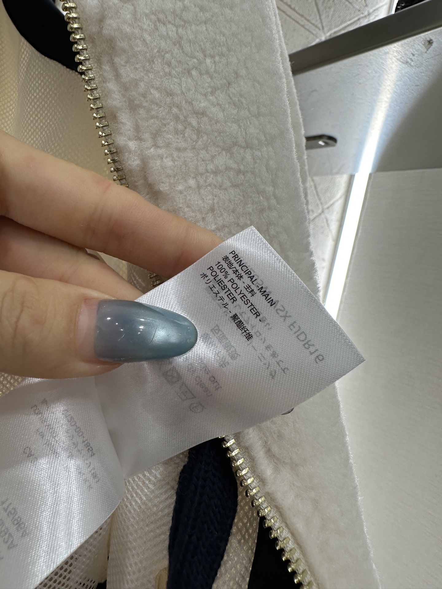 ♥Louis Vuitto♥2025新品上架 泰迪拼接尼龙拉链马甲大身饰以泰迪毛绒材质,质感柔软舒适,环