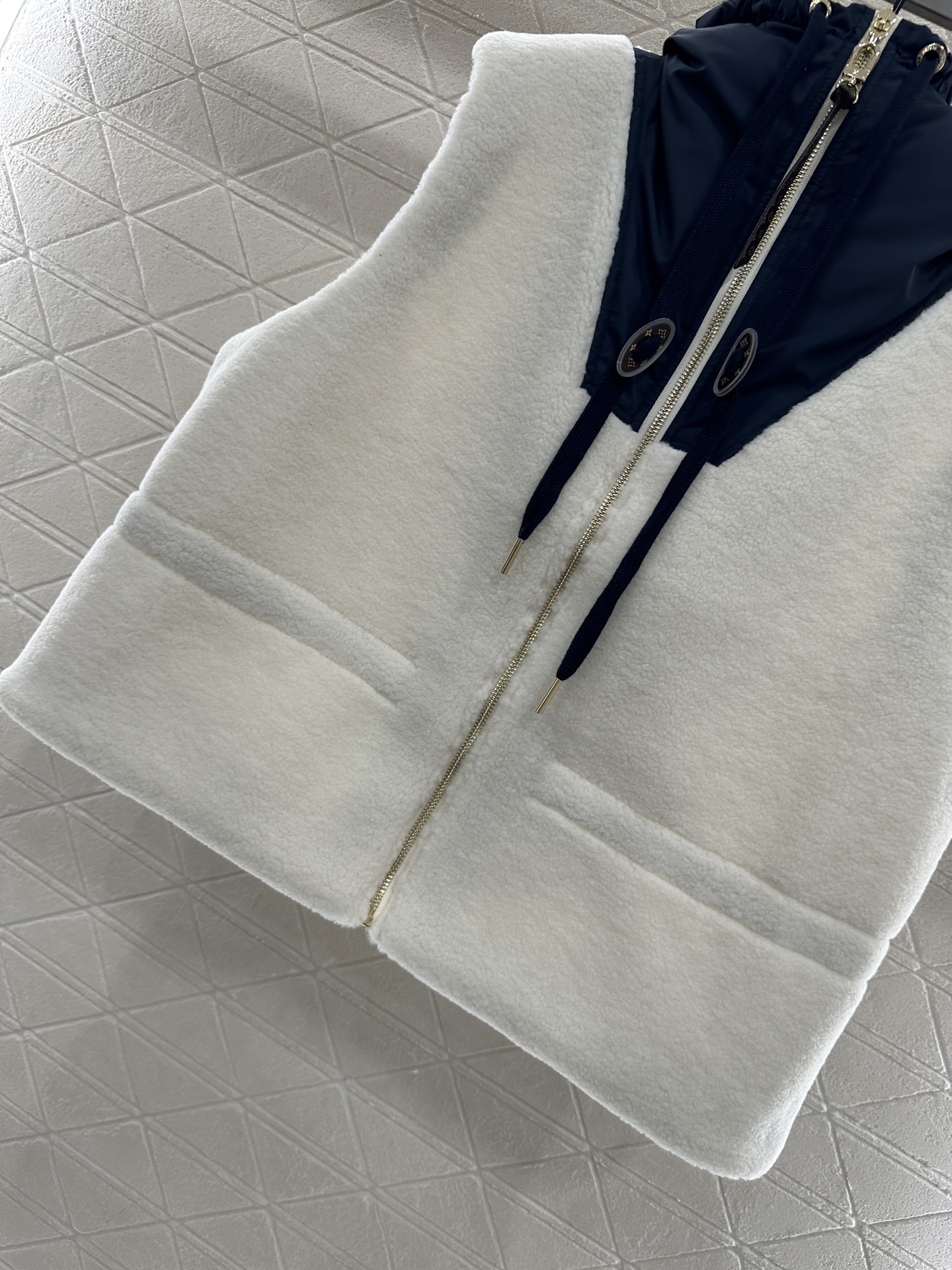 ♥Louis Vuitto♥2025新品上架 泰迪拼接尼龙拉链马甲大身饰以泰迪毛绒材质,质感柔软舒适,环