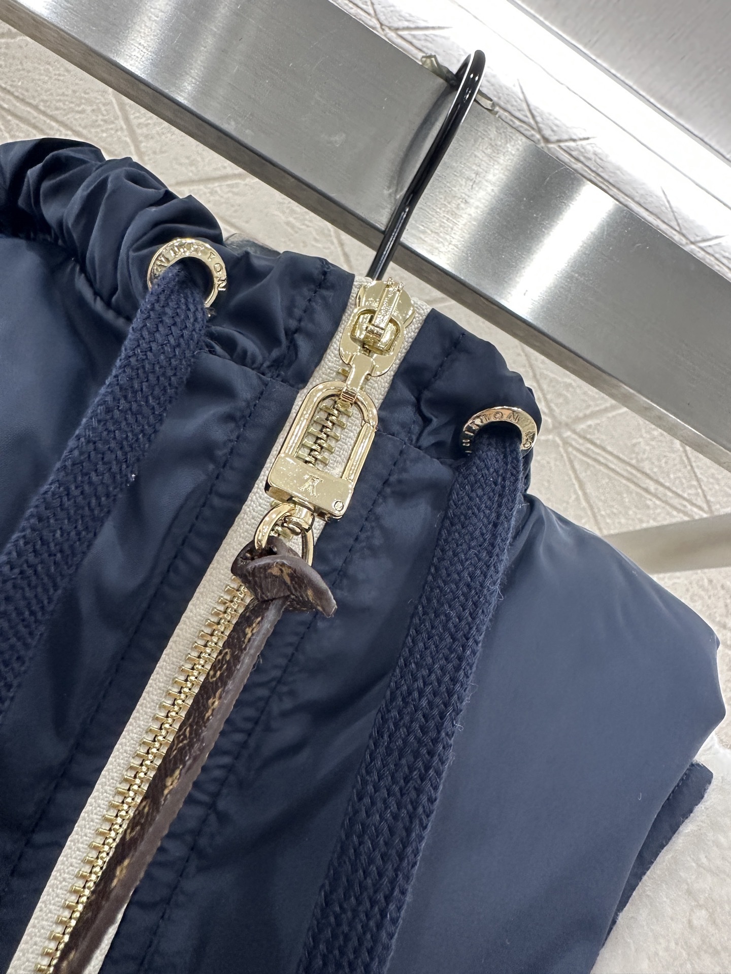 ♥Louis Vuitto♥2025新品上架 泰迪拼接尼龙拉链马甲大身饰以泰迪毛绒材质,质感柔软舒适,环