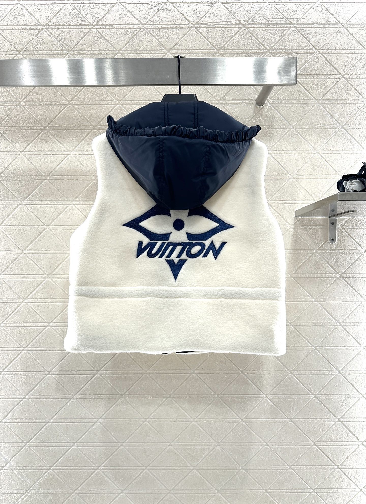 ♥Louis Vuitto♥2025新品上架 泰迪拼接尼龙拉链马甲大身饰以泰迪毛绒材质,质感柔软舒适,环