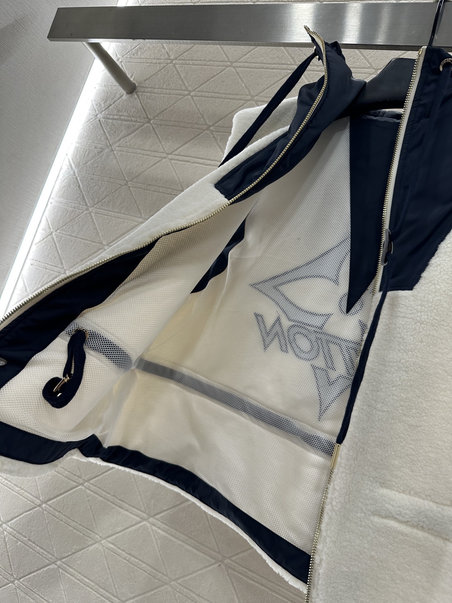 ♥Louis Vuitto♥2025新品上架 泰迪拼接尼龙拉链马甲大身饰以泰迪毛绒材质,质感柔软舒适,环