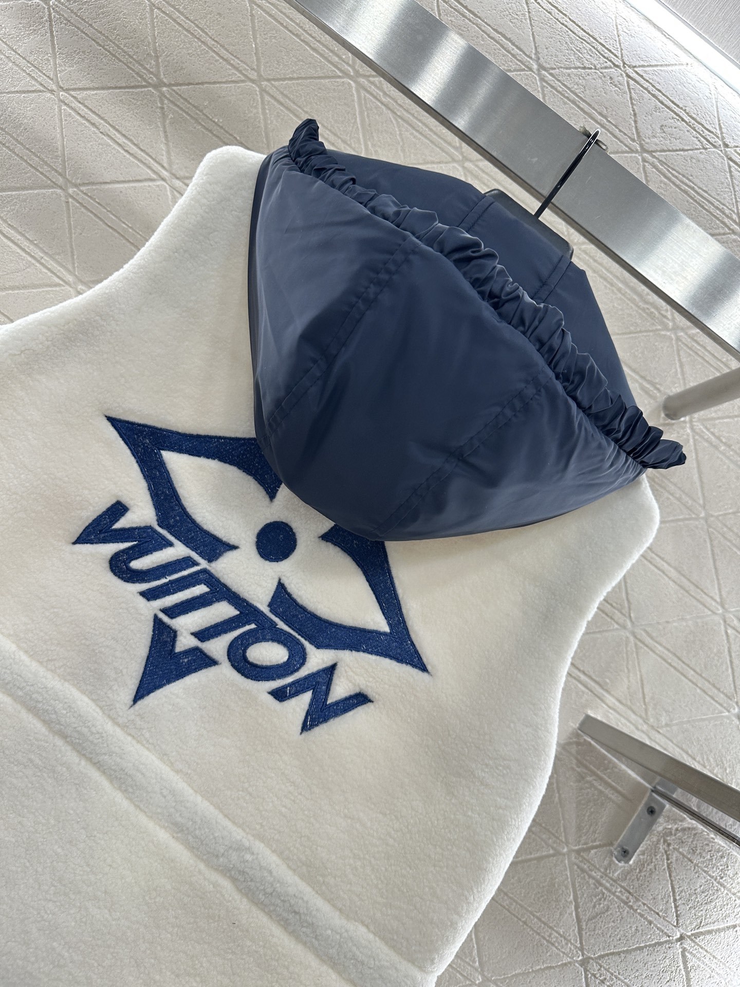 ♥Louis Vuitto♥2025新品上架 泰迪拼接尼龙拉链马甲大身饰以泰迪毛绒材质,质感柔软舒适,环