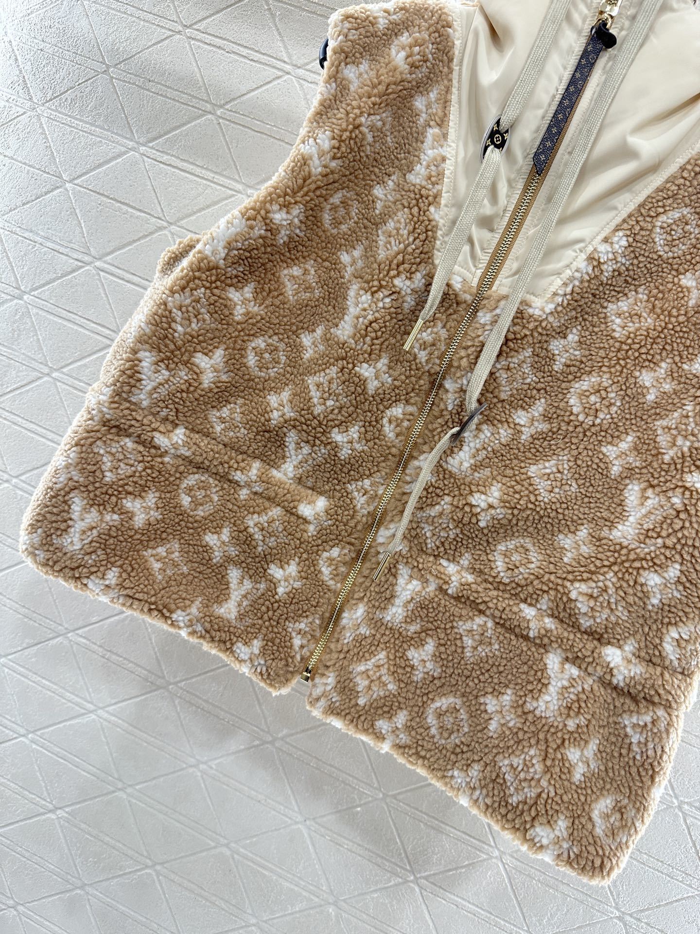 ♥Louis vuitto*♥2025新品上架 连帽泰迪羊羔马甲定制YB泰迪羊羔绒材质,毛量充足,防风御