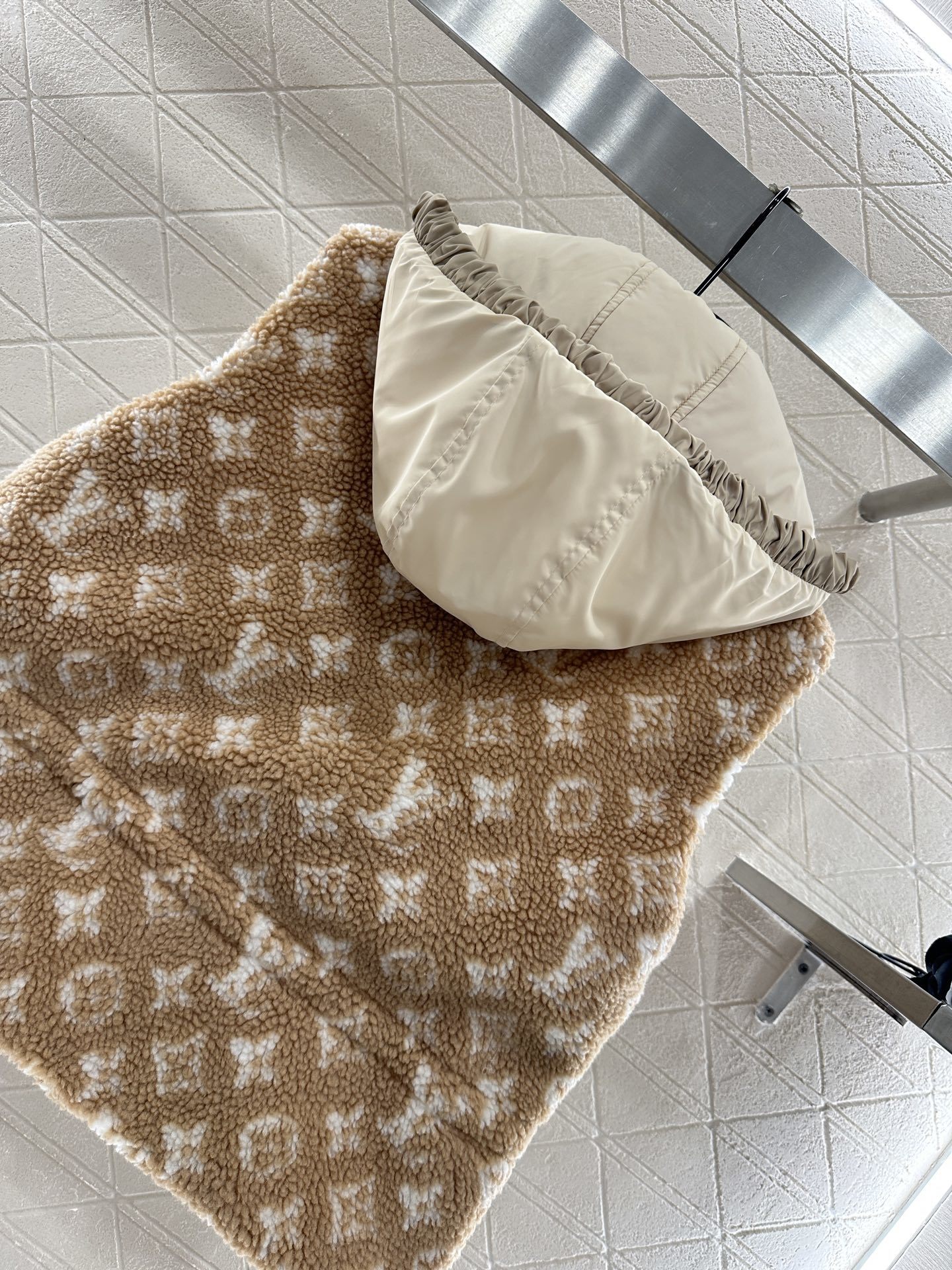 ♥Louis vuitto*♥2025新品上架 连帽泰迪羊羔马甲定制YB泰迪羊羔绒材质,毛量充足,防风御