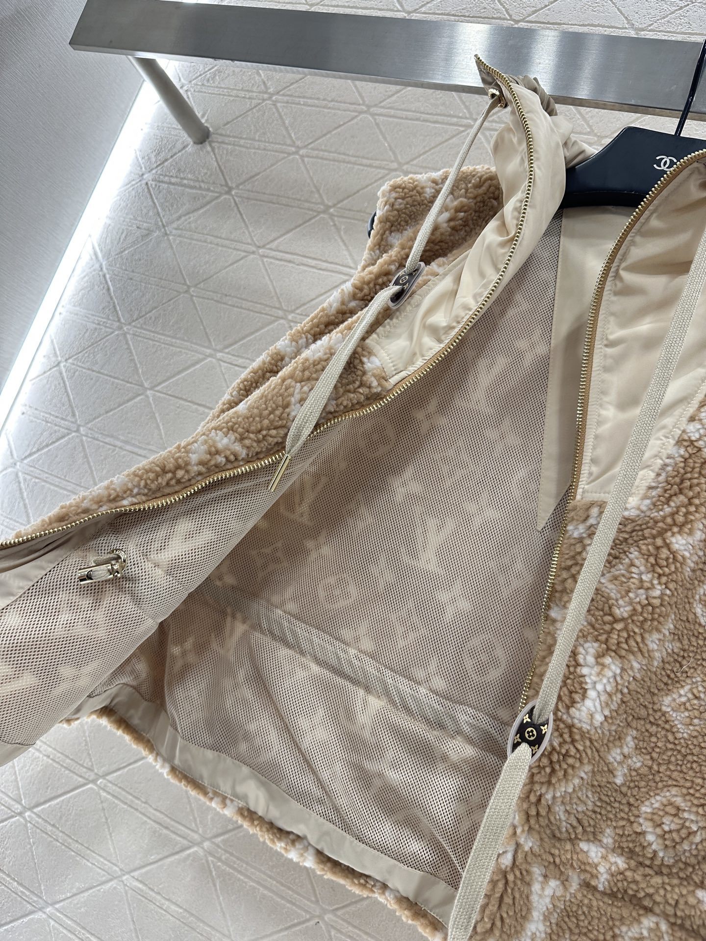 ♥Louis vuitto*♥2025新品上架 连帽泰迪羊羔马甲定制YB泰迪羊羔绒材质,毛量充足,防风御