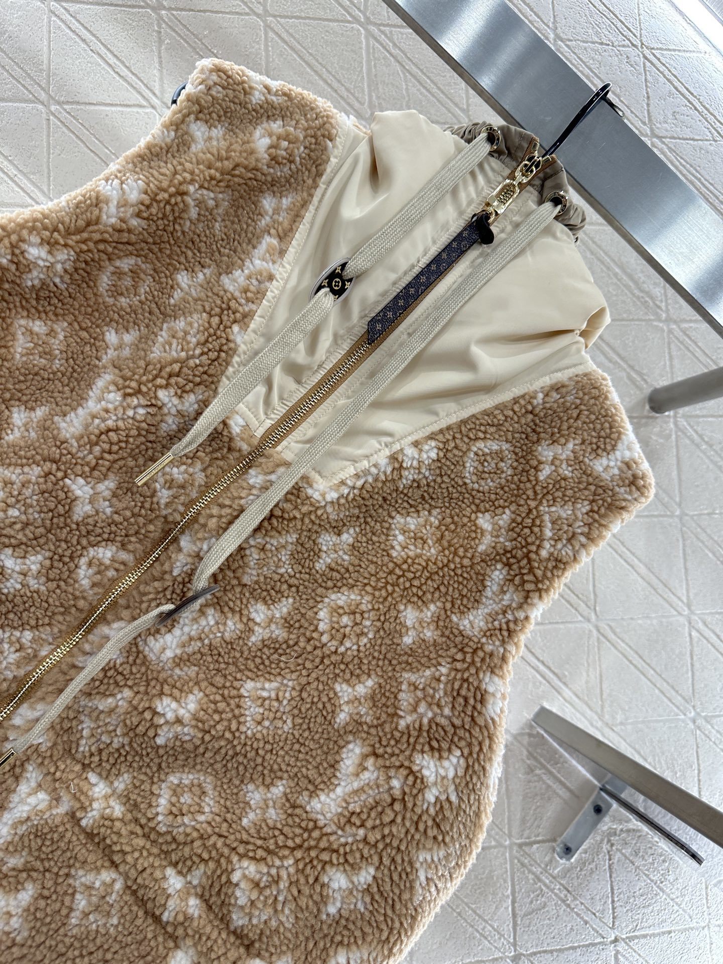 ♥Louis vuitto*♥2025新品上架 连帽泰迪羊羔马甲定制YB泰迪羊羔绒材质,毛量充足,防风御