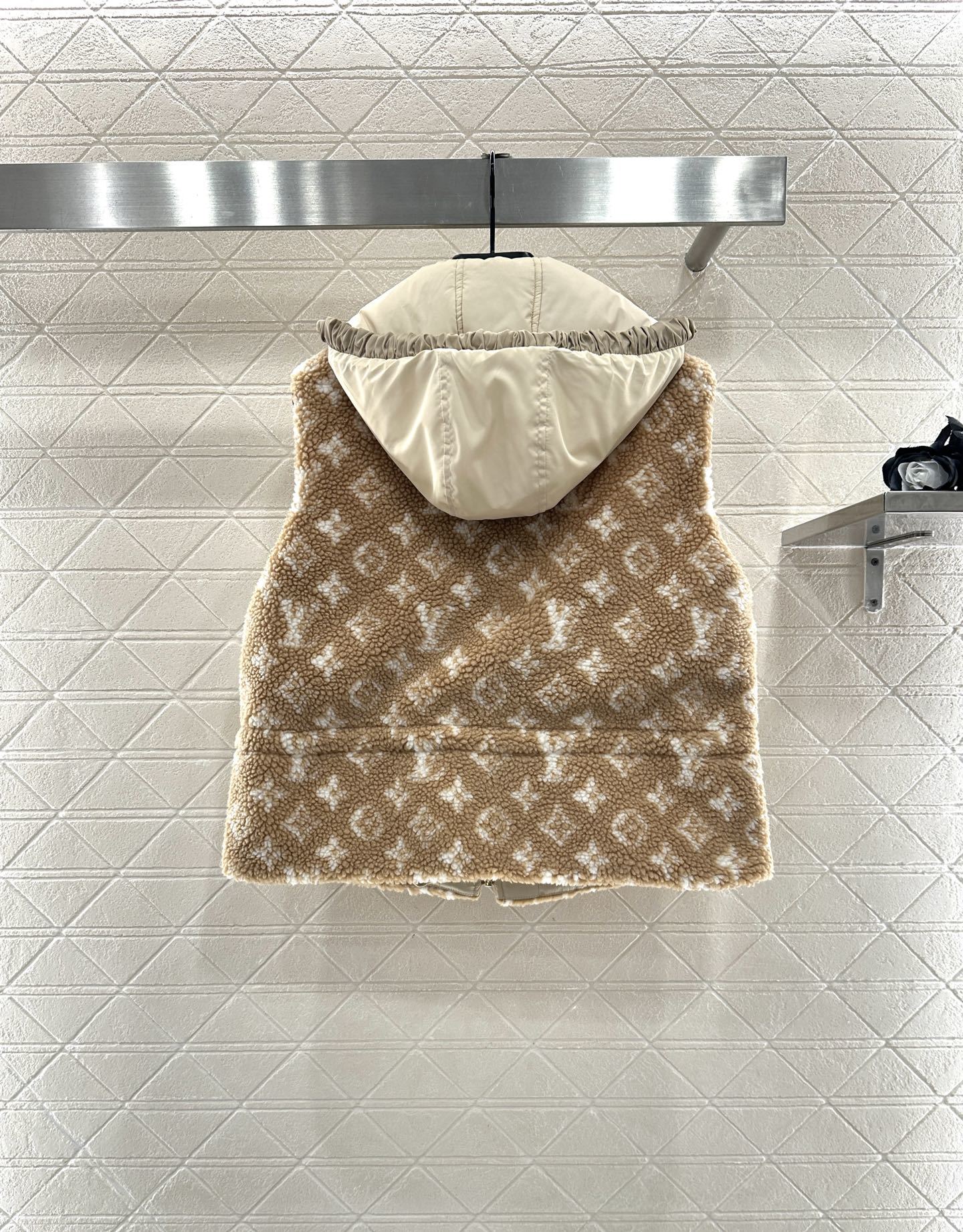 ♥Louis vuitto*♥2025新品上架 连帽泰迪羊羔马甲定制YB泰迪羊羔绒材质,毛量充足,防风御