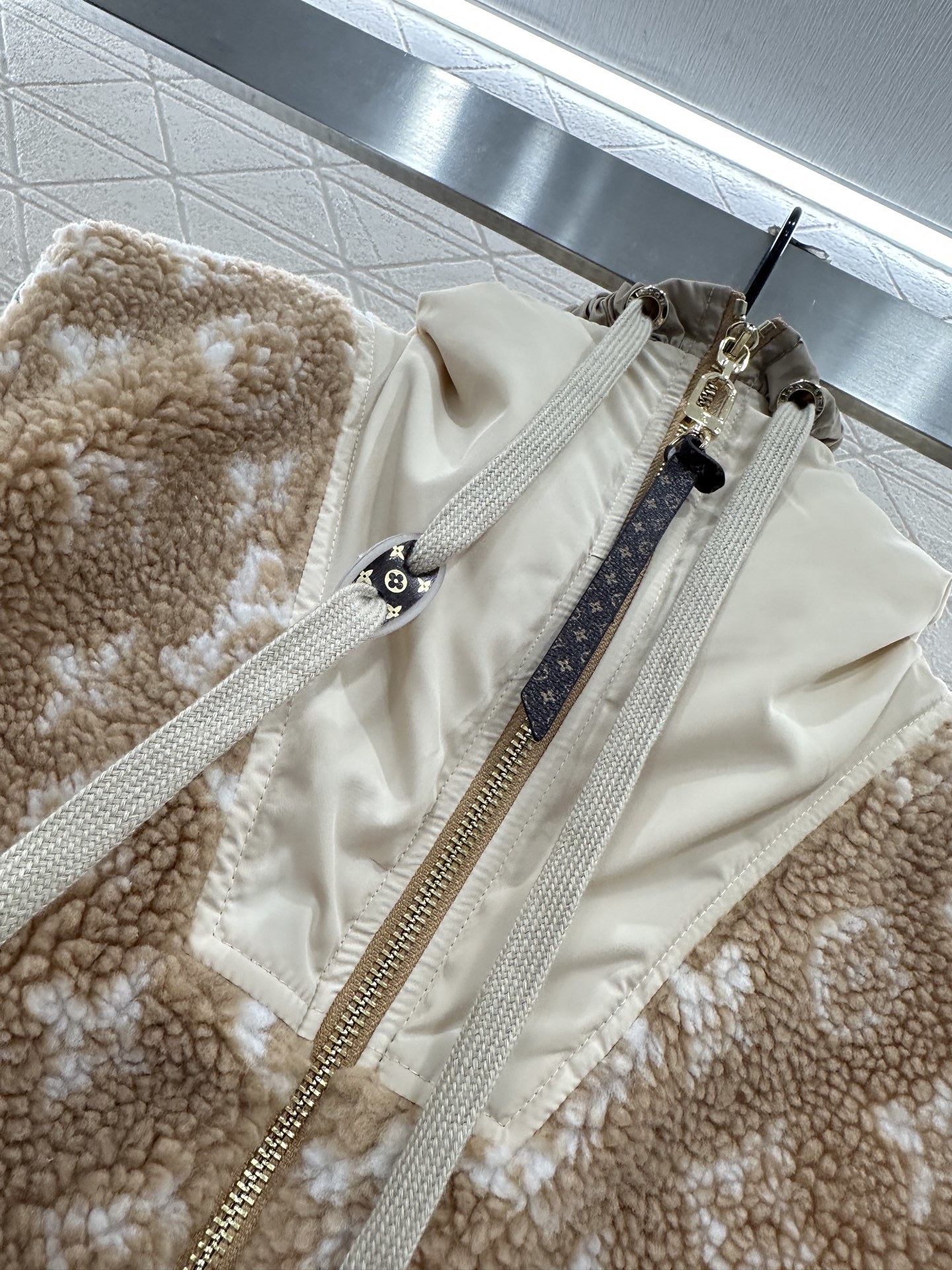 ♥Louis vuitto*♥2025新品上架 连帽泰迪羊羔马甲定制YB泰迪羊羔绒材质,毛量充足,防风御