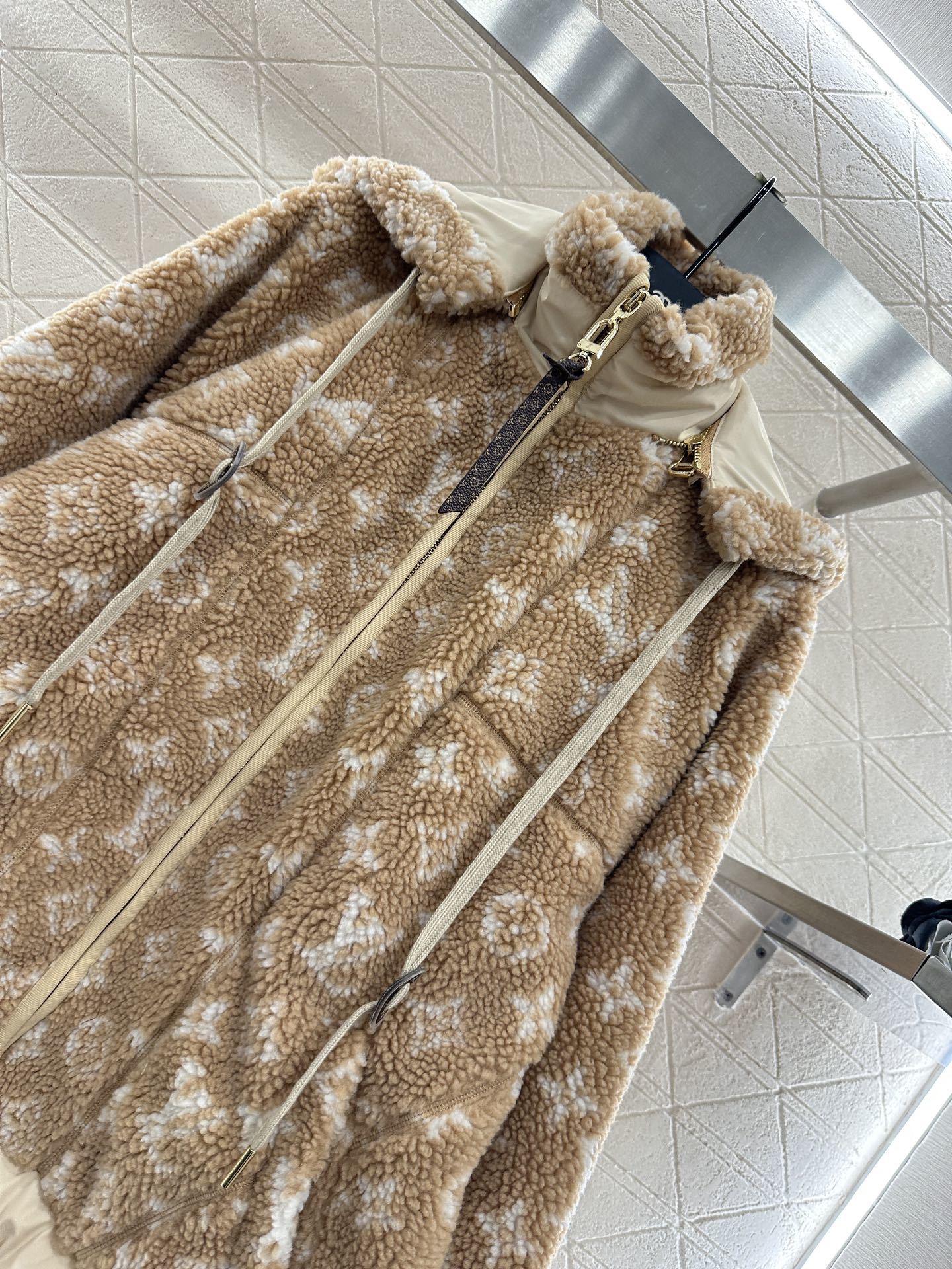 ♥Louis vuitto*♥2025新品上架 连帽泰迪羊羔外套定制YB泰迪羊羔绒材质,毛量充足,防风御