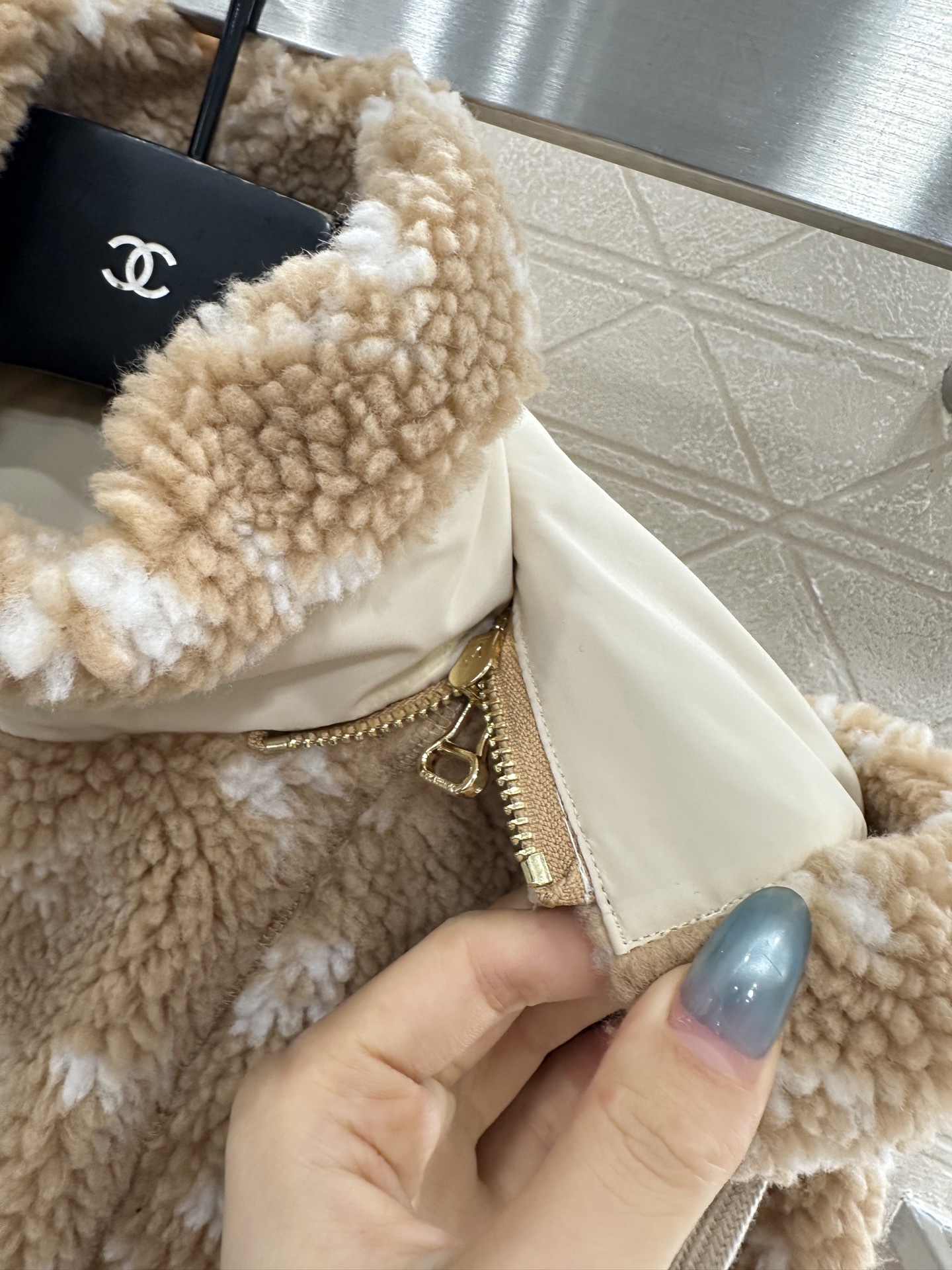 ♥Louis vuitto*♥2025新品上架 连帽泰迪羊羔外套定制YB泰迪羊羔绒材质,毛量充足,防风御