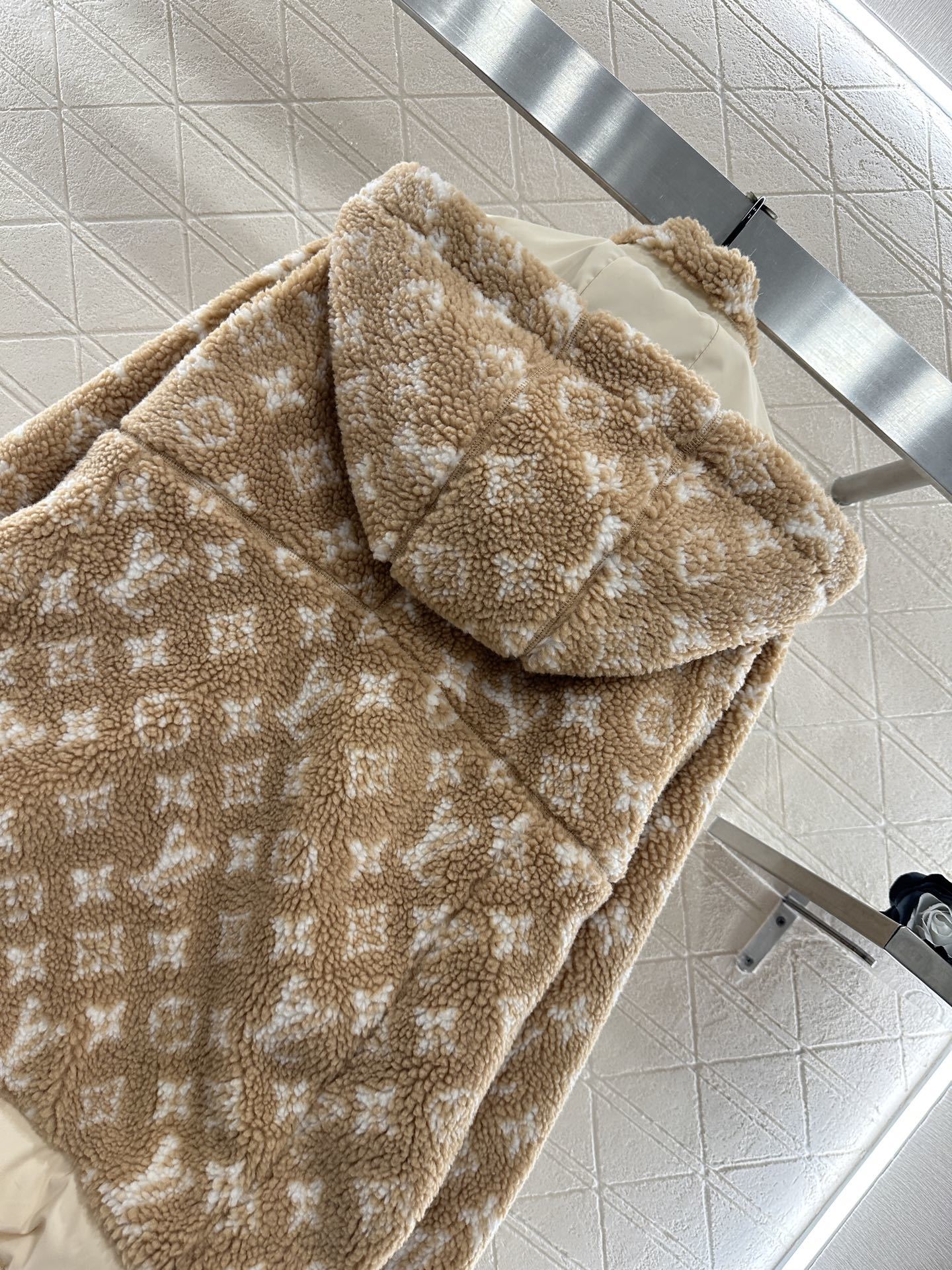 ♥Louis vuitto*♥2025新品上架 连帽泰迪羊羔外套定制YB泰迪羊羔绒材质,毛量充足,防风御