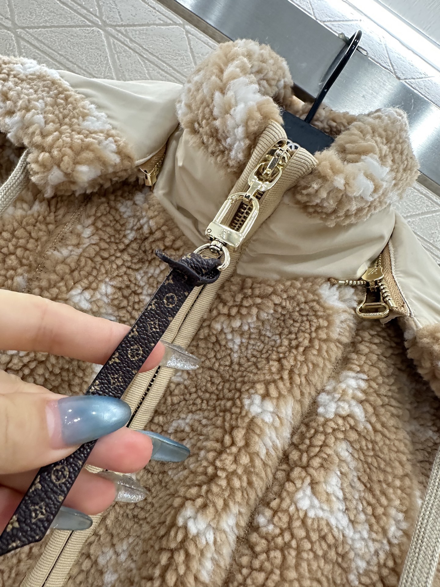 ♥Louis vuitto*♥2025新品上架 连帽泰迪羊羔外套定制YB泰迪羊羔绒材质,毛量充足,防风御