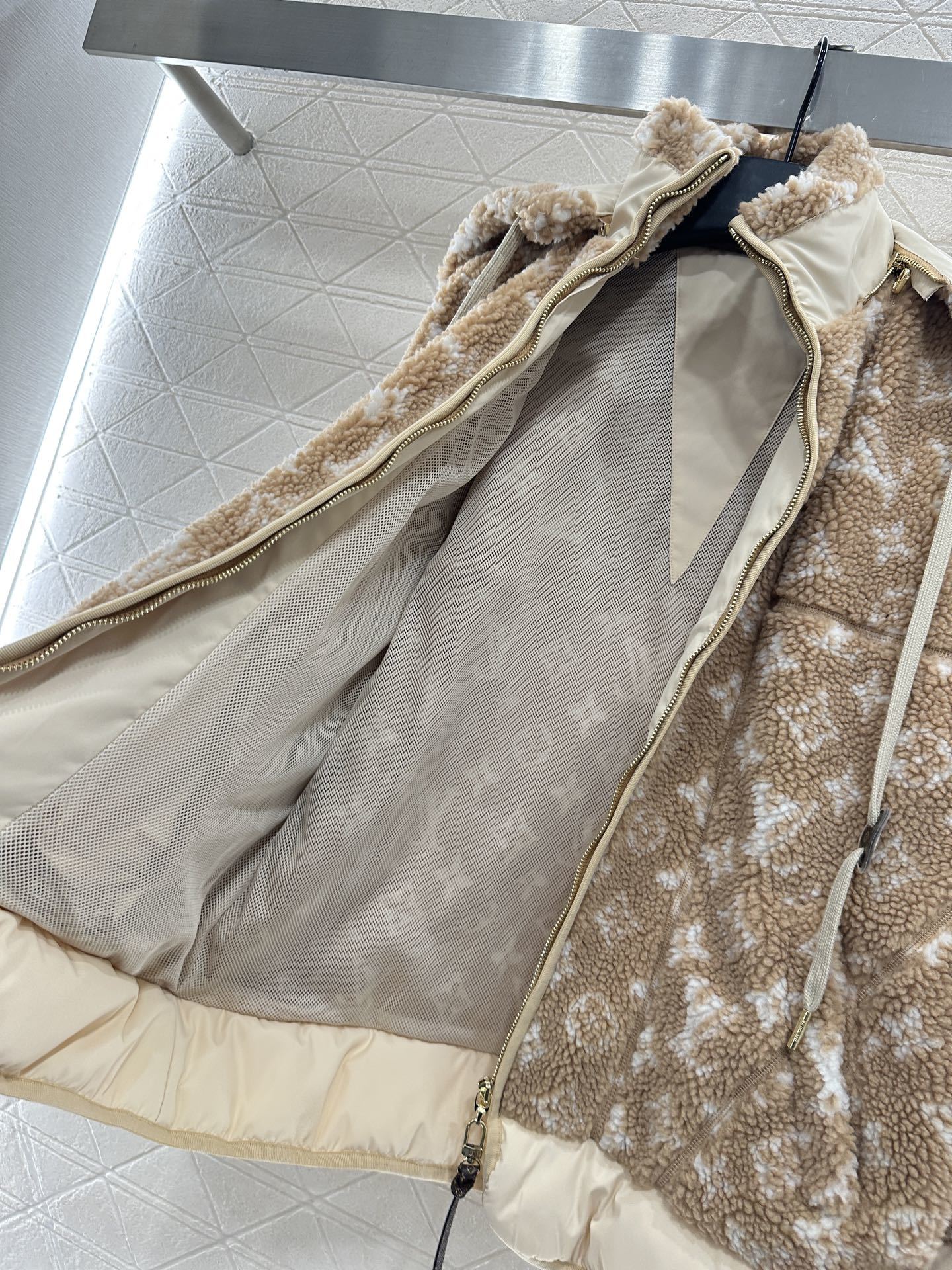 ♥Louis vuitto*♥2025新品上架 连帽泰迪羊羔外套定制YB泰迪羊羔绒材质,毛量充足,防风御