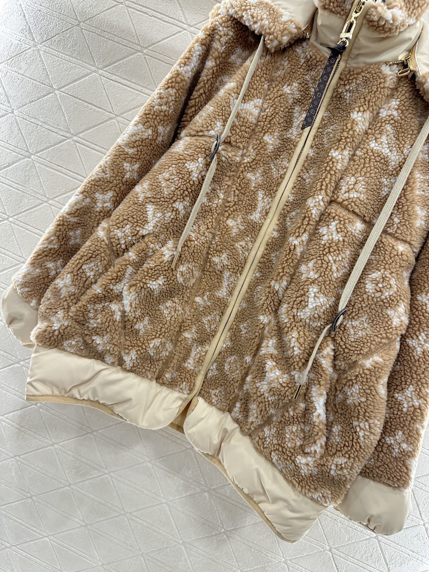 ♥Louis vuitto*♥2025新品上架 连帽泰迪羊羔外套定制YB泰迪羊羔绒材质,毛量充足,防风御