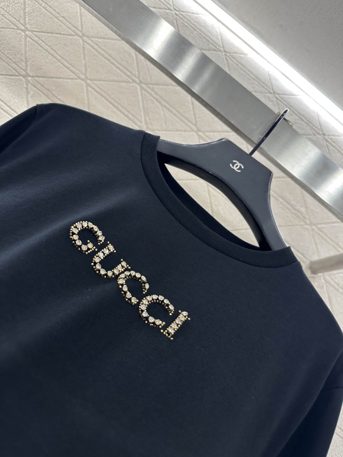 ♥Gucc*♥2025新品上架 水钻字母长袖上衣定制YB斜纹全棉材质,质感细腻,穿搭舒适,宽松上衣裁剪,