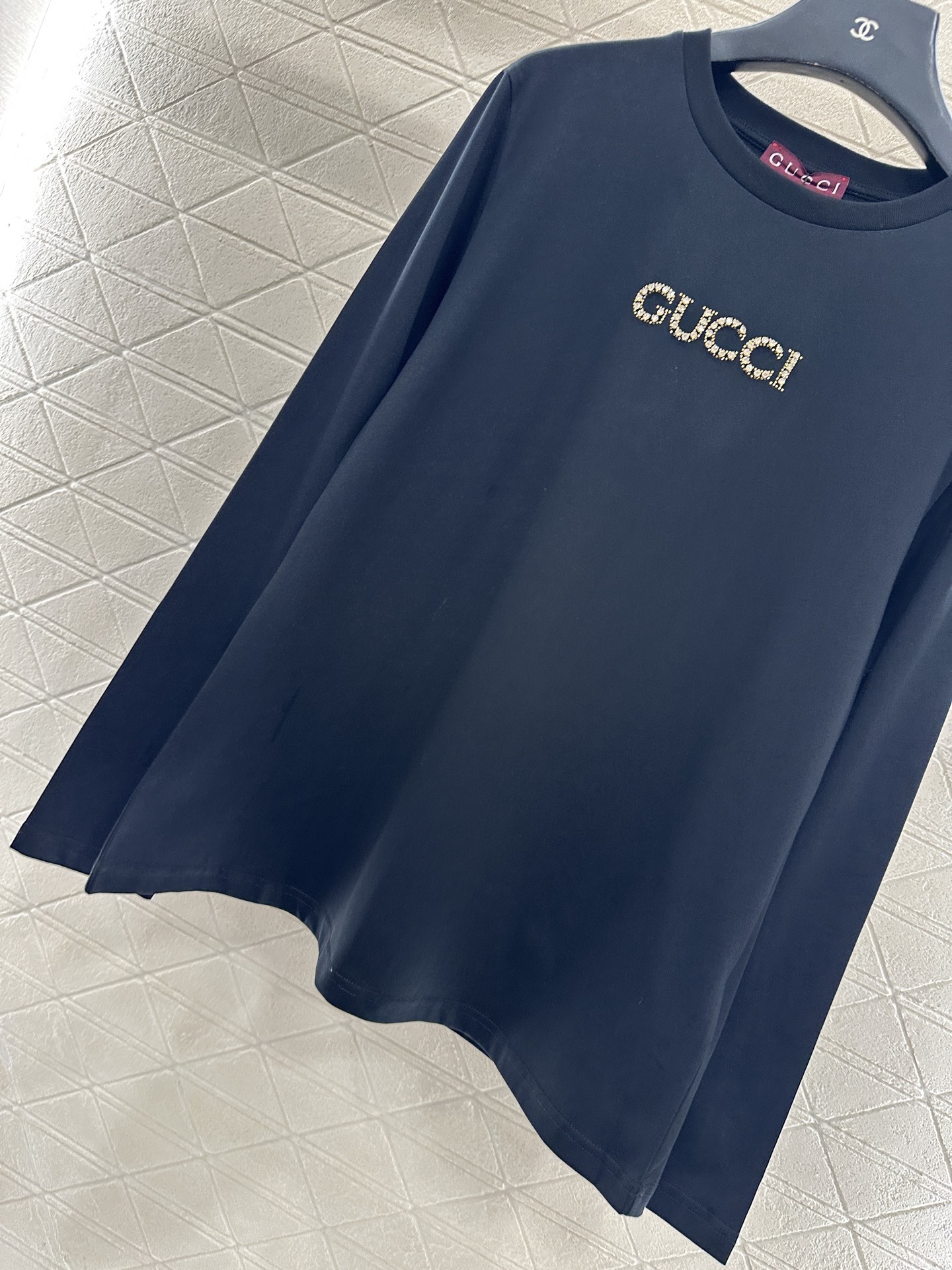 ♥Gucc*♥2025新品上架 水钻字母长袖上衣定制YB斜纹全棉材质,质感细腻,穿搭舒适,宽松上衣裁剪,