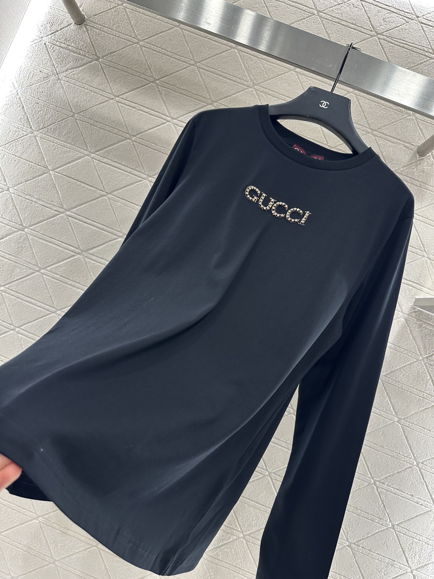 ♥Gucc*♥2025新品上架 水钻字母长袖上衣定制YB斜纹全棉材质,质感细腻,穿搭舒适,宽松上衣裁剪,