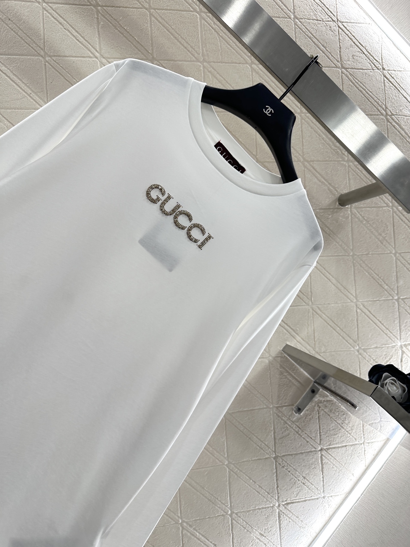 ♥Gucc*♥2025新品上架 水钻字母长袖上衣定制YB斜纹全棉材质,质感细腻,穿搭舒适,宽松上衣裁剪,