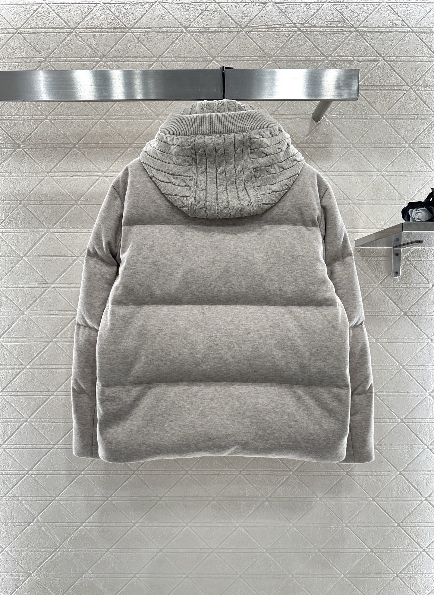 ♥Bc*♥2025新品上架 长方压纹连帽羽绒服定制YB羊毛磨毛材质,白鹅绒填充内里,整件轻盈保暖,连帽羽