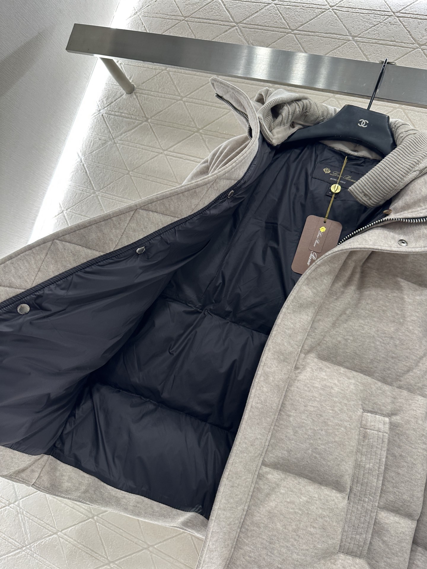 ♥Bc*♥2025新品上架 长方压纹连帽羽绒服定制YB羊毛磨毛材质,白鹅绒填充内里,整件轻盈保暖,连帽羽