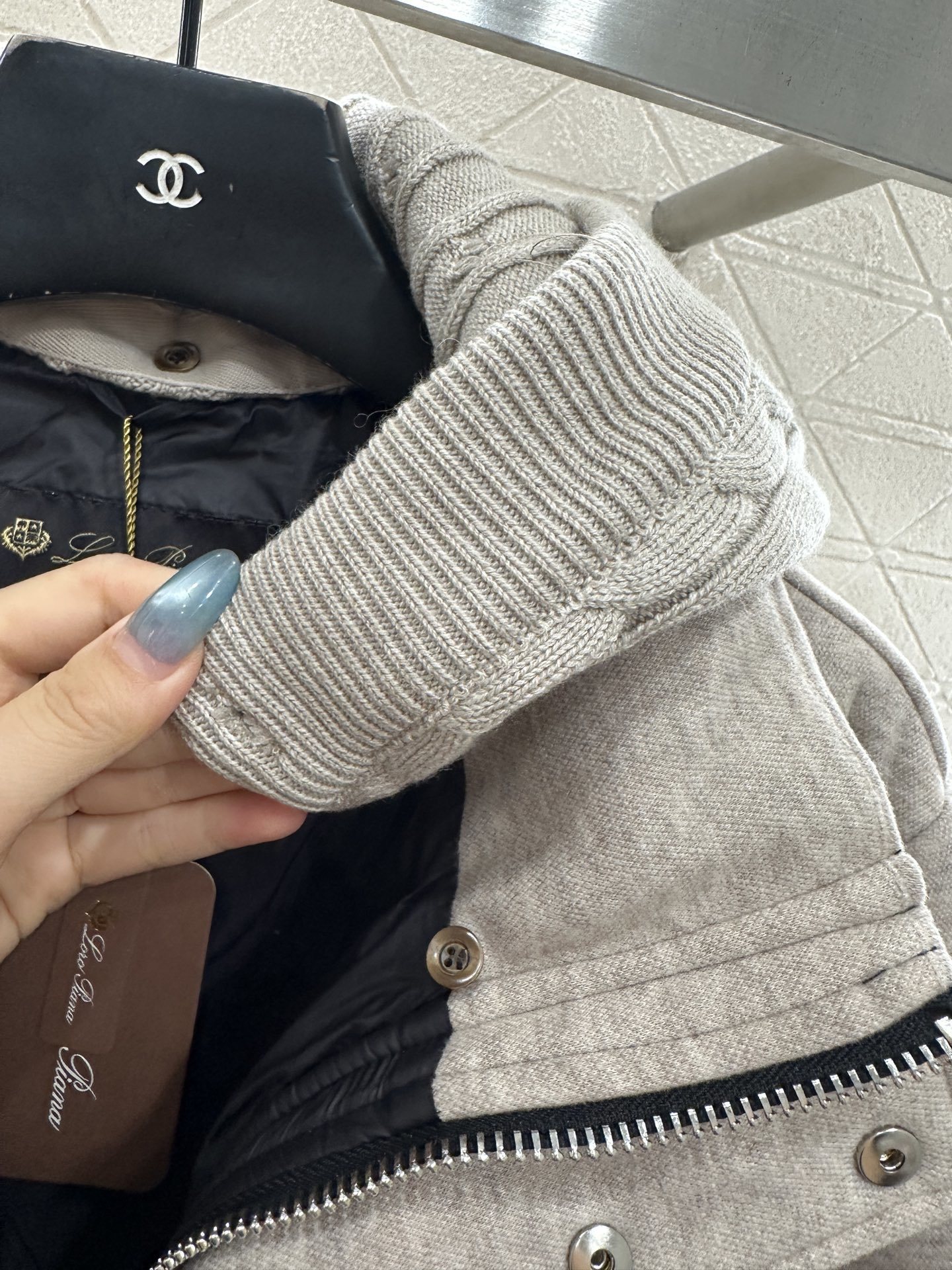 ♥Bc*♥2025新品上架 长方压纹连帽羽绒服定制YB羊毛磨毛材质,白鹅绒填充内里,整件轻盈保暖,连帽羽