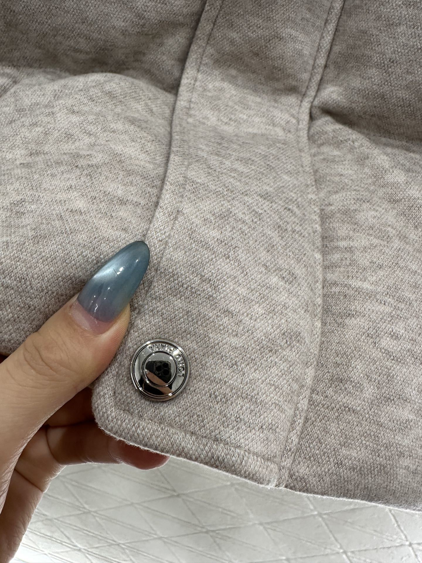 ♥Bc*♥2025新品上架 长方压纹连帽羽绒服定制YB羊毛磨毛材质,白鹅绒填充内里,整件轻盈保暖,连帽羽