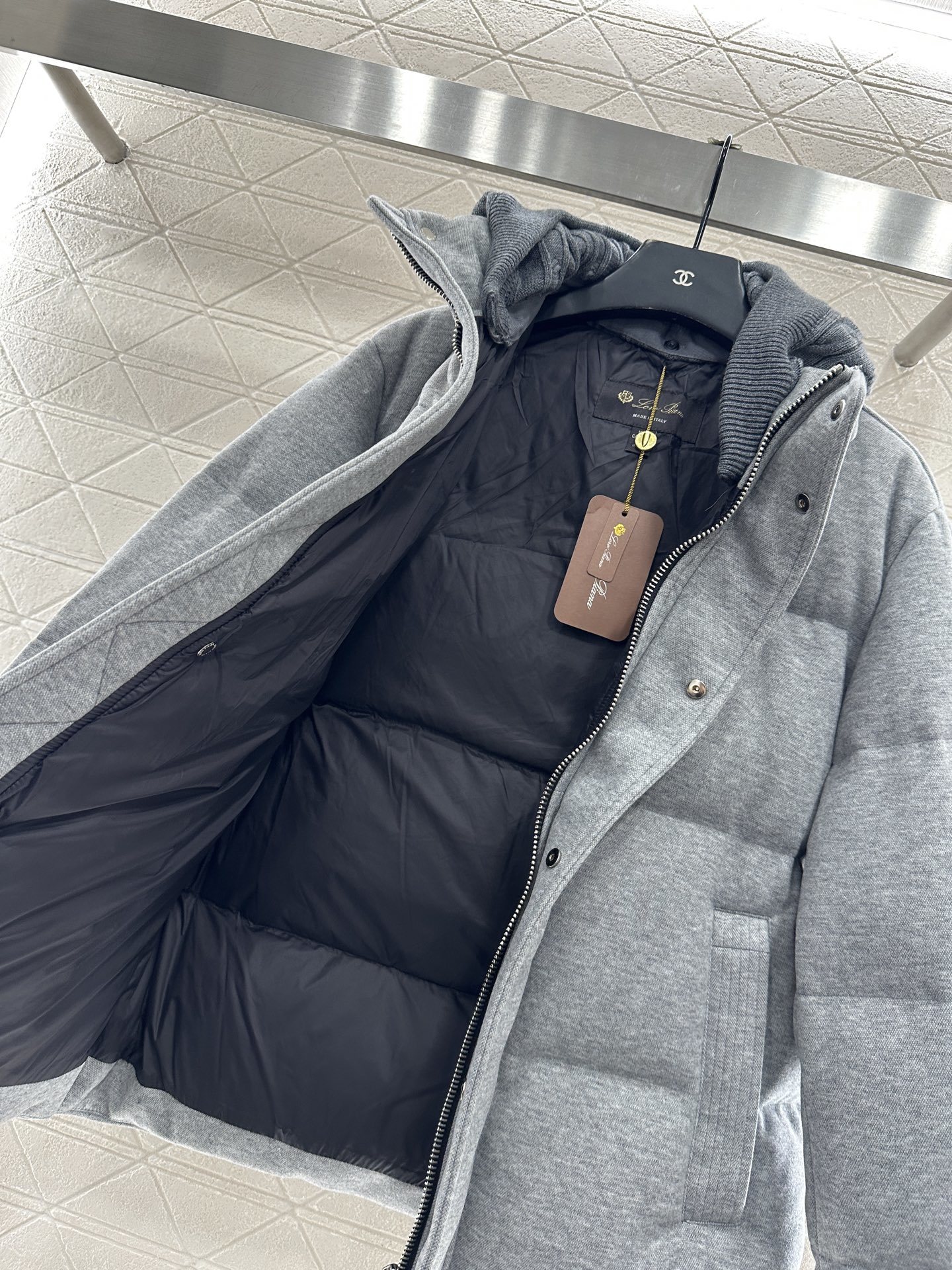 ♥Bc*♥2025新品上架 长方压纹连帽羽绒服定制YB羊毛磨毛材质,白鹅绒填充内里,整件轻盈保暖,连帽羽