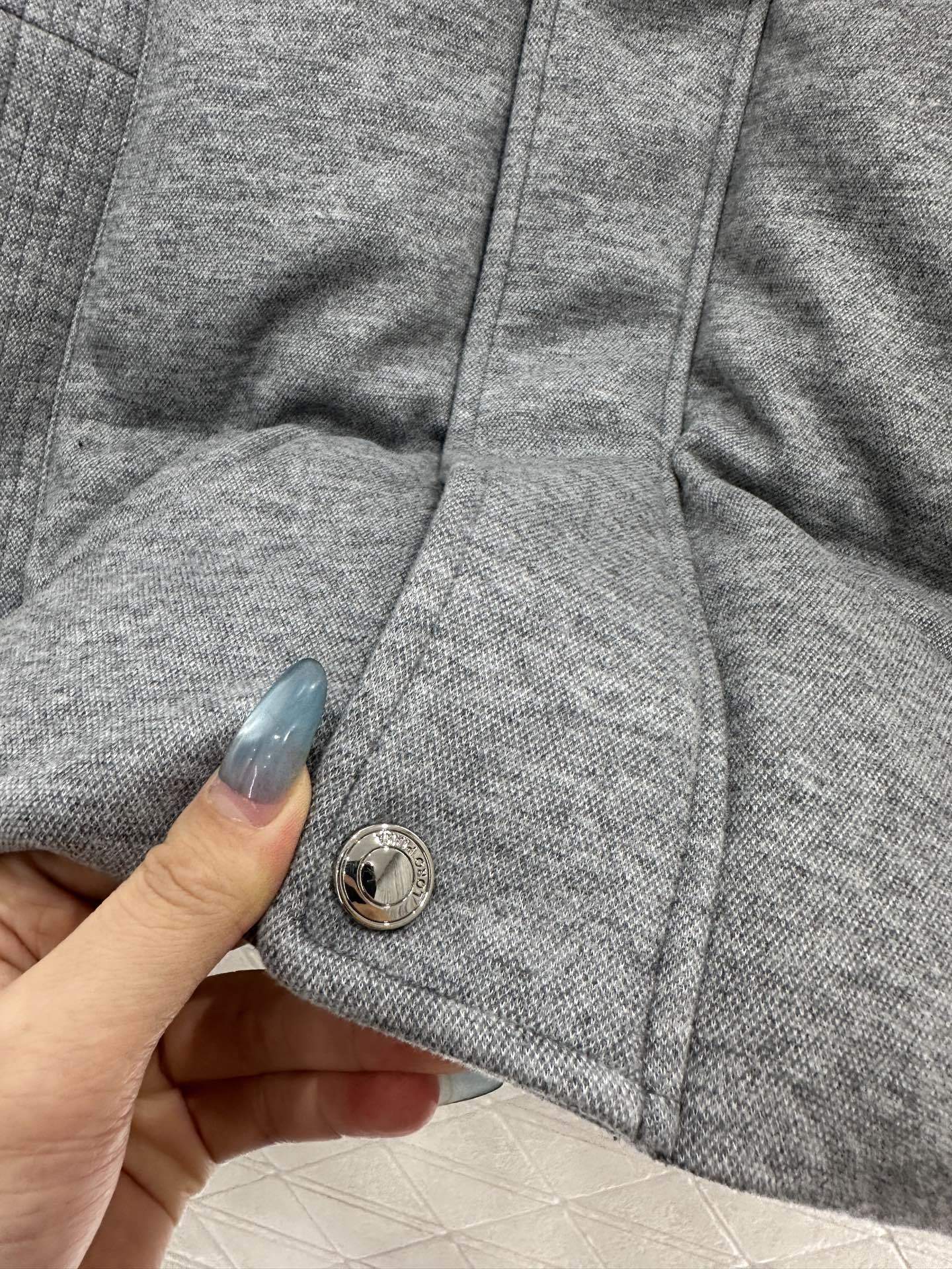 ♥Bc*♥2025新品上架 长方压纹连帽羽绒服定制YB羊毛磨毛材质,白鹅绒填充内里,整件轻盈保暖,连帽羽