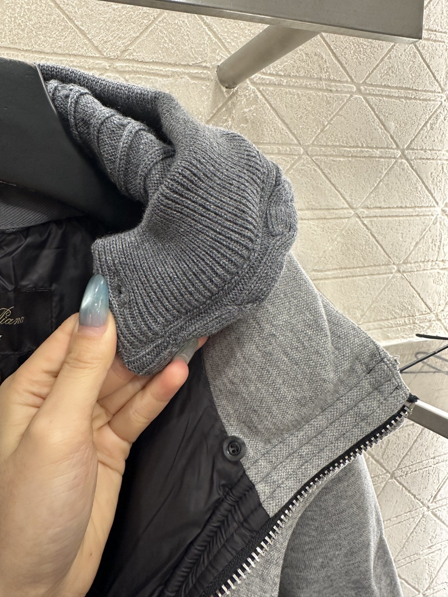 ♥Bc*♥2025新品上架 长方压纹连帽羽绒服定制YB羊毛磨毛材质,白鹅绒填充内里,整件轻盈保暖,连帽羽