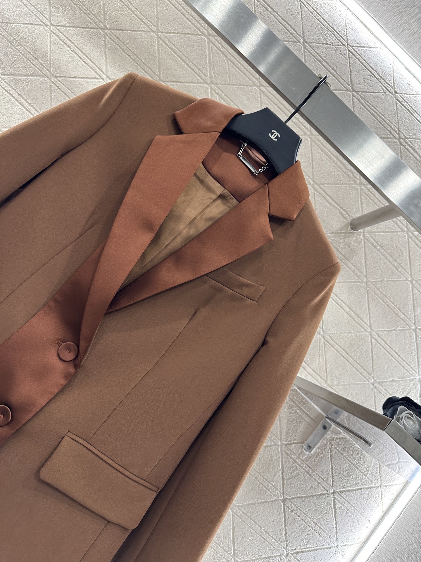 ♥Fend*♥2025新品上架 缎面飘带翻领外套长裤套装定制YB进口人棉材质,质感光泽高级,垂顺有型,正