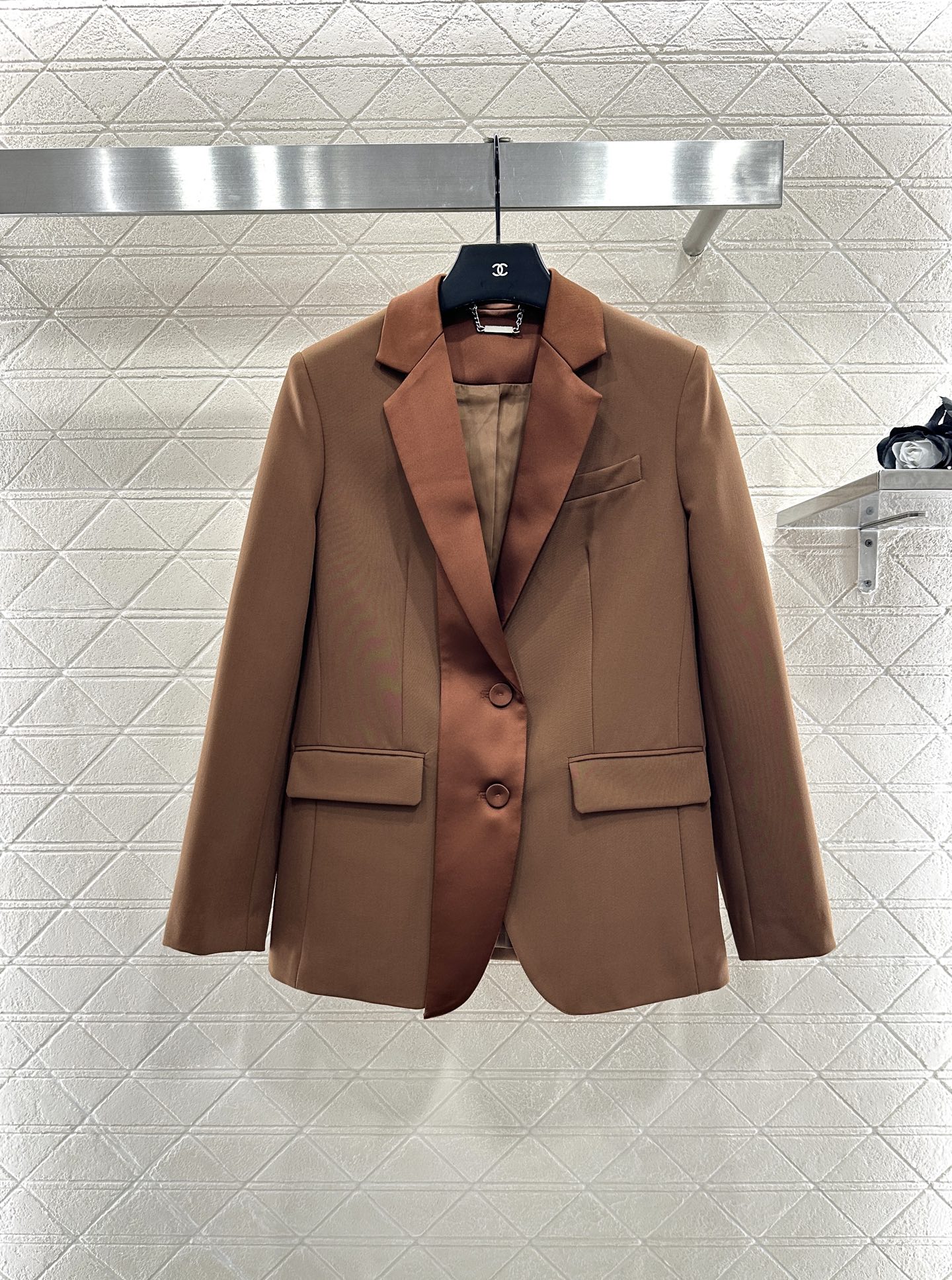 ♥Fend*♥2025新品上架 缎面飘带翻领外套长裤套装定制YB进口人棉材质，质感光泽高级，垂顺有型，正