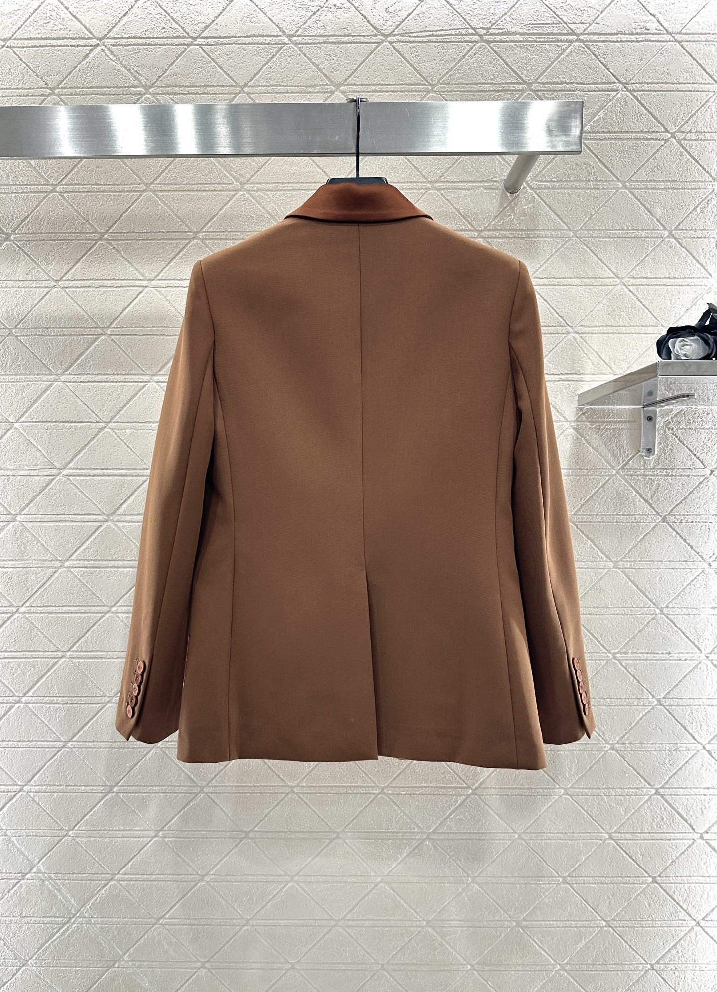 ♥Fend*♥2025新品上架 缎面飘带翻领外套长裤套装定制YB进口人棉材质,质感光泽高级,垂顺有型,正