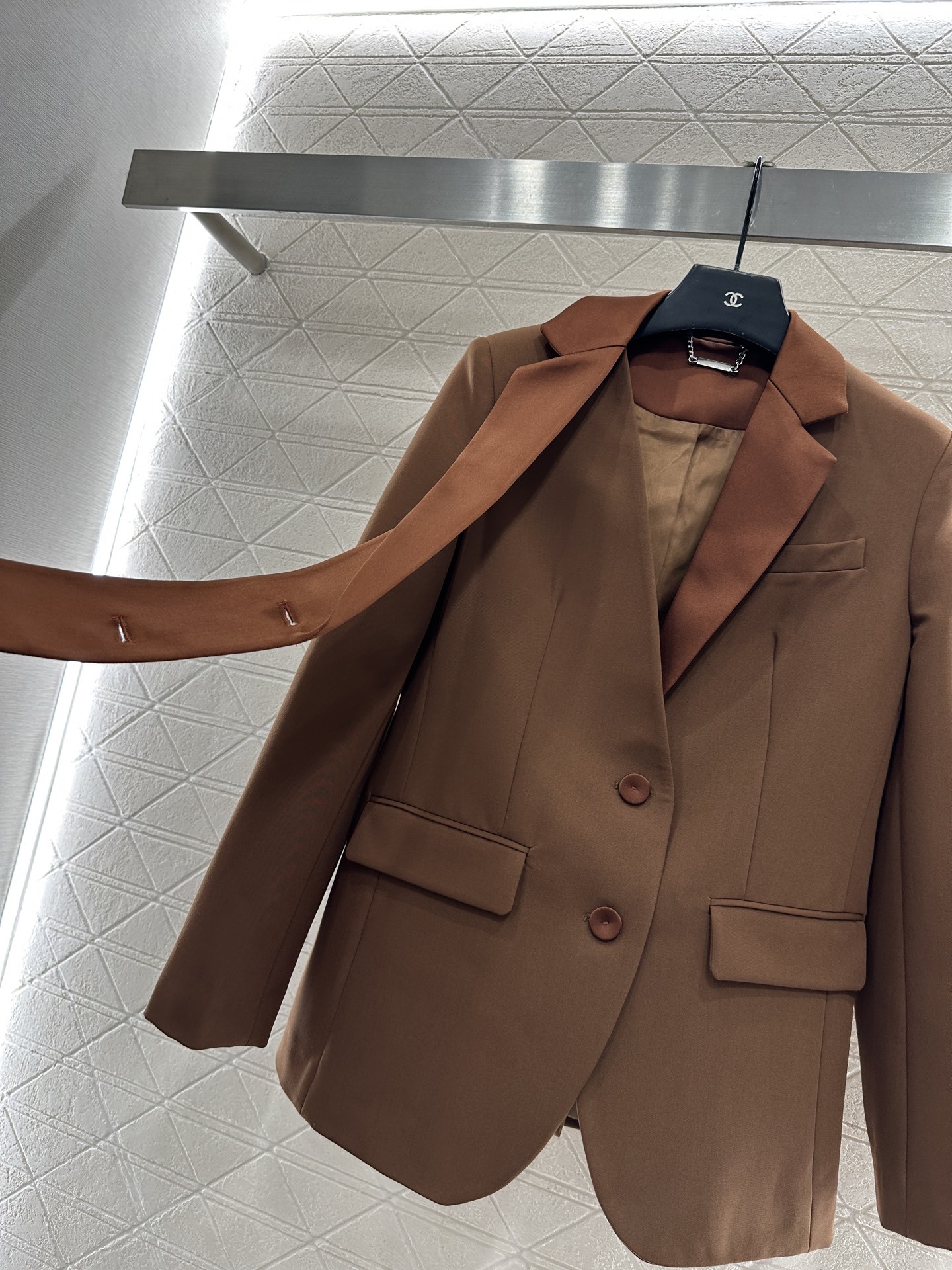 ♥Fend*♥2025新品上架 缎面飘带翻领外套长裤套装定制YB进口人棉材质,质感光泽高级,垂顺有型,正