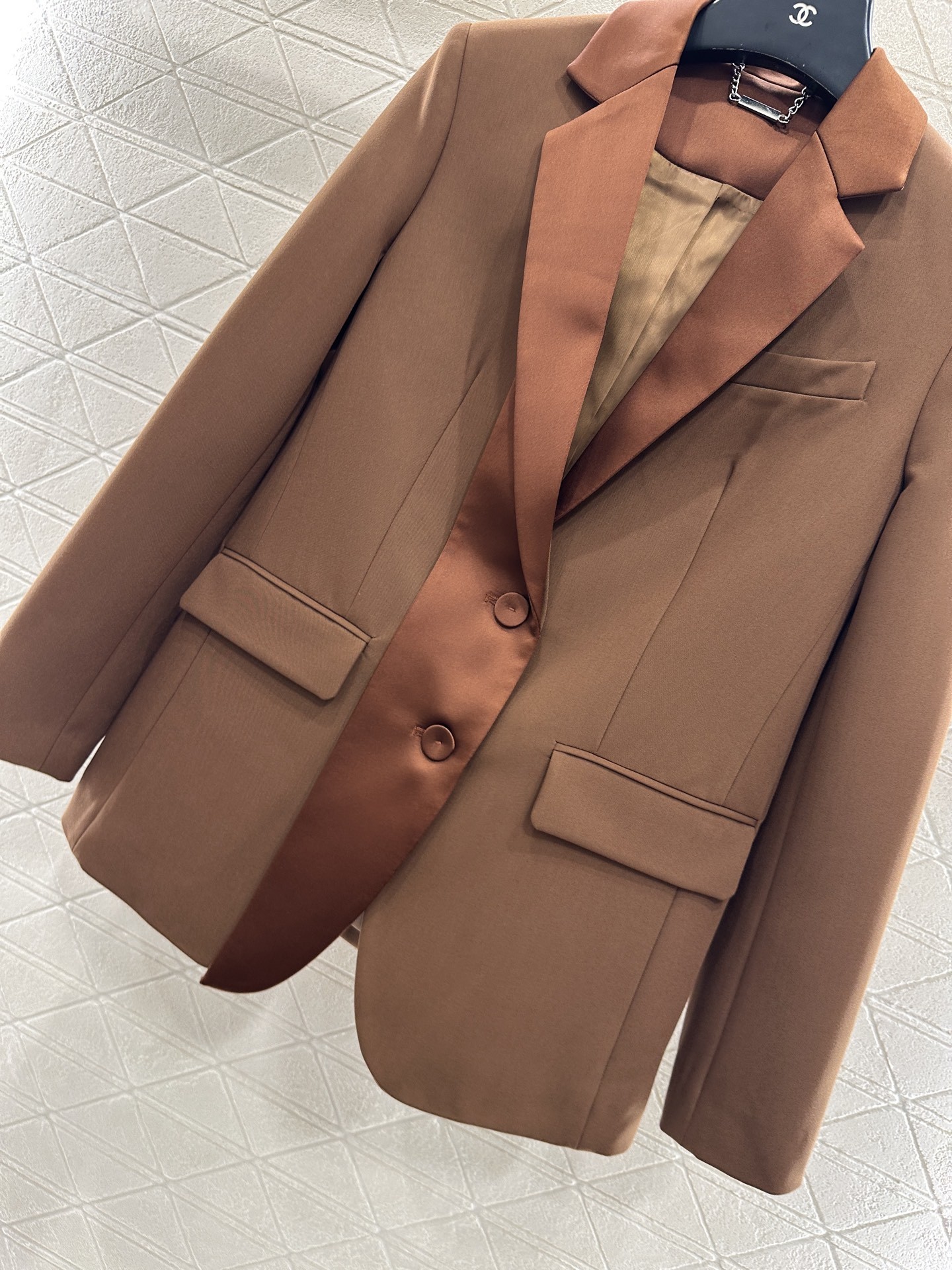 ♥Fend*♥2025新品上架 缎面飘带翻领外套长裤套装定制YB进口人棉材质,质感光泽高级,垂顺有型,正