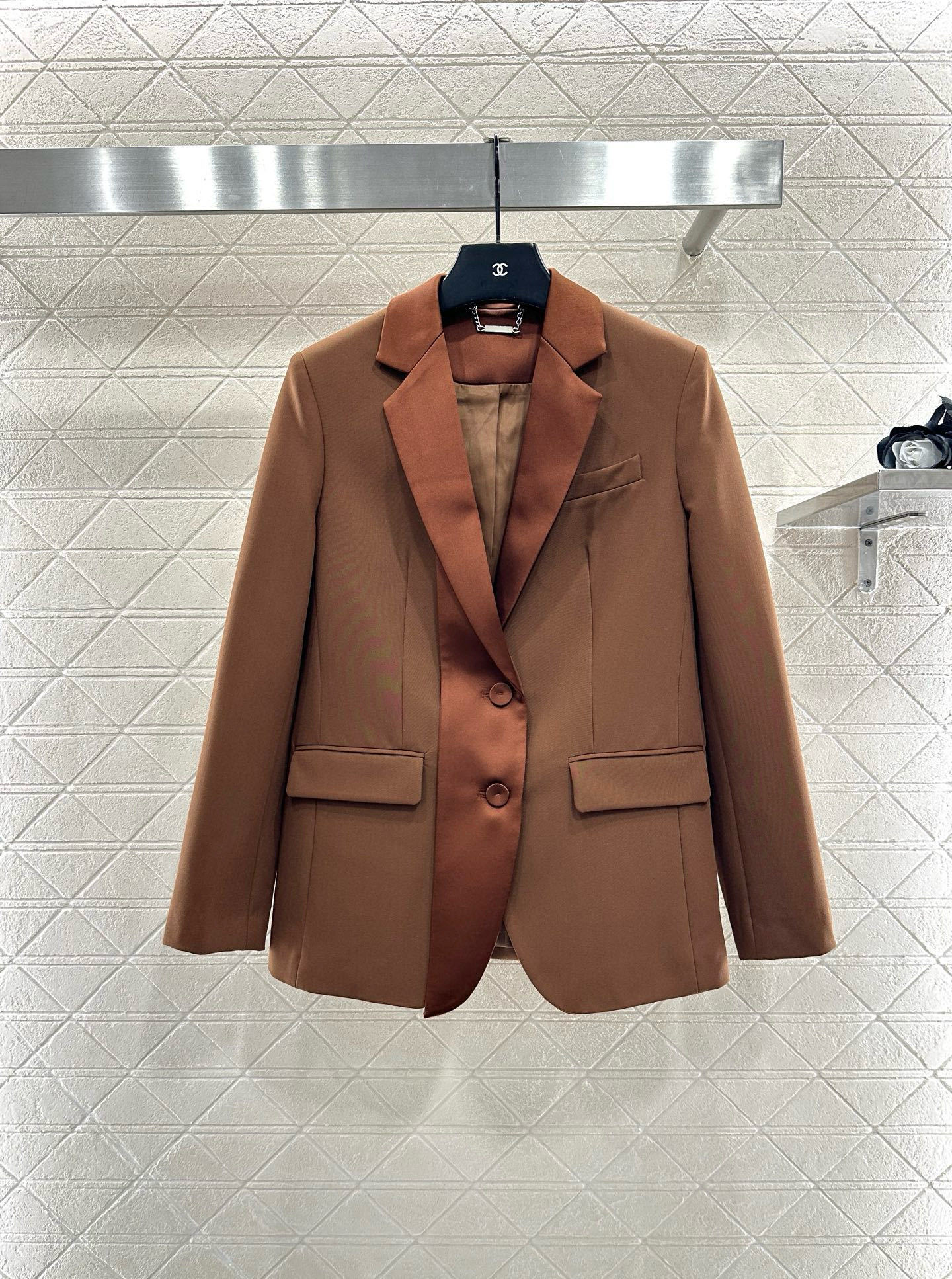 ♥Fend*♥2025新品上架 缎面飘带翻领外套长裤套装定制YB进口人棉材质,质感光泽高级,垂顺有型,正