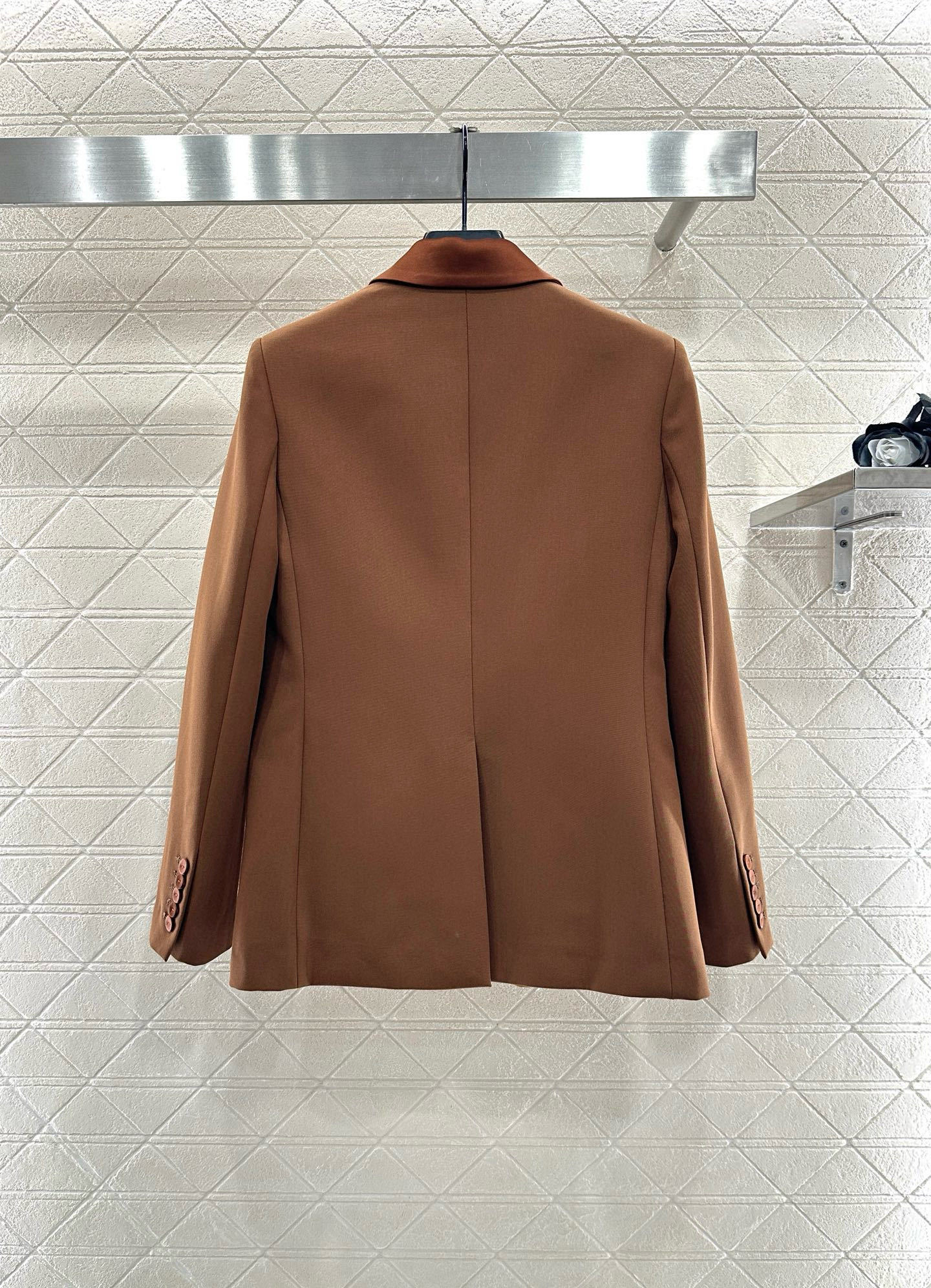 ♥Fend*♥2025新品上架 缎面飘带翻领外套长裤套装定制YB进口人棉材质,质感光泽高级,垂顺有型,正