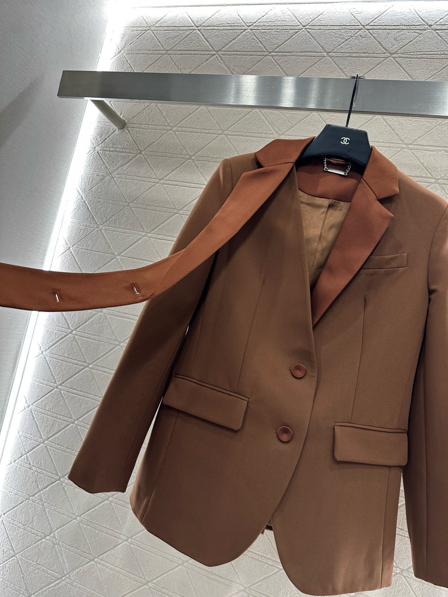 ♥Fend*♥2025新品上架 缎面飘带翻领外套长裤套装定制YB进口人棉材质,质感光泽高级,垂顺有型,正