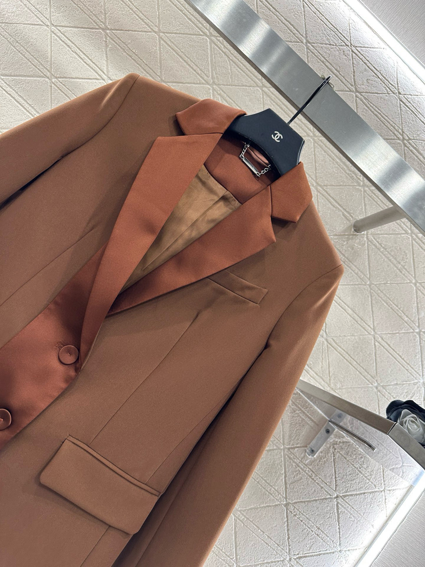 ♥Fend*♥2025新品上架 缎面飘带翻领外套长裤套装定制YB进口人棉材质,质感光泽高级,垂顺有型,正