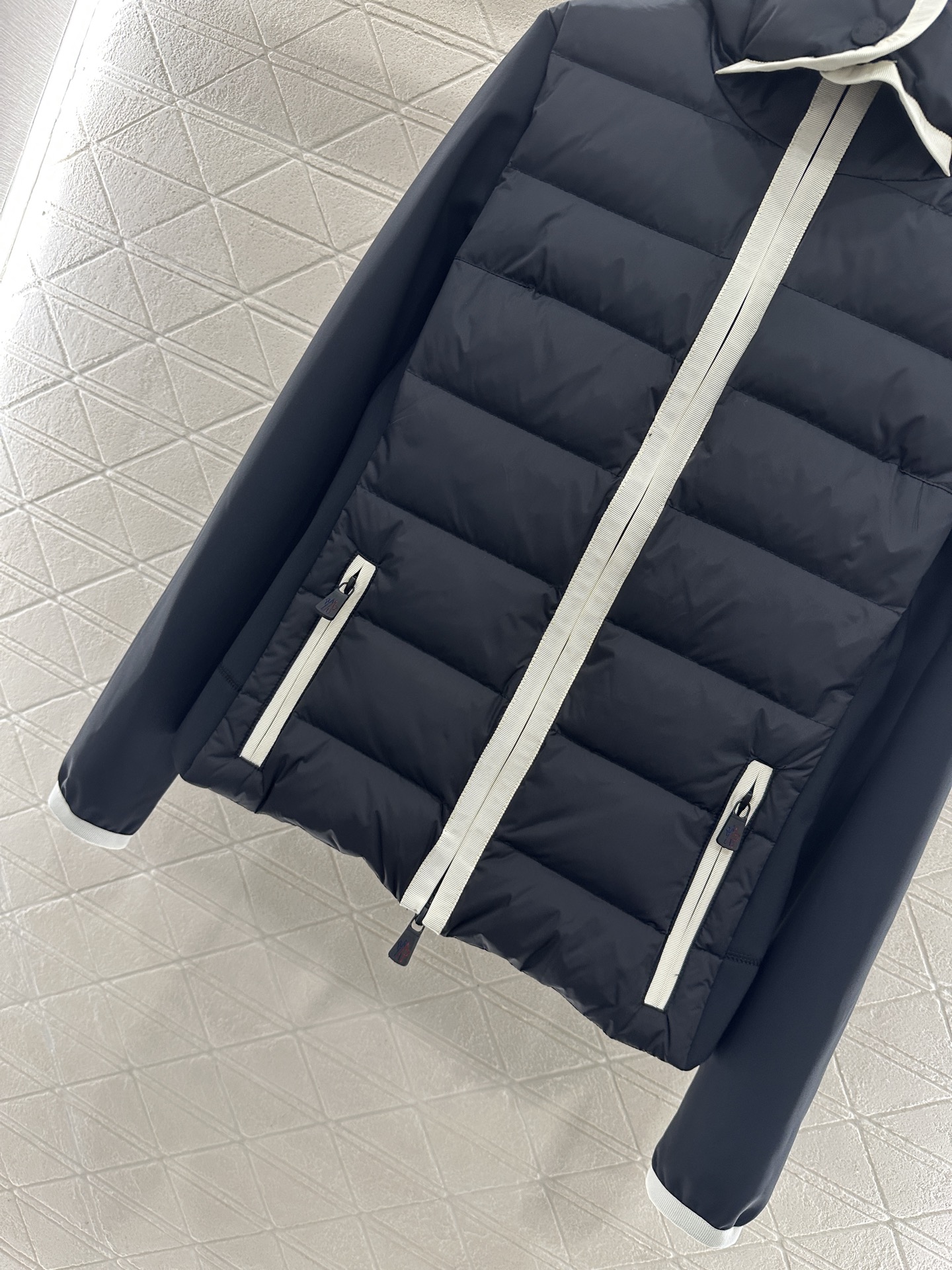 ♥Moncle*♥2025新品上架 长方压纹拼接连帽羽绒服滑雪🎿系列#定制YB防风防水尼龙材质，白鹅绒填