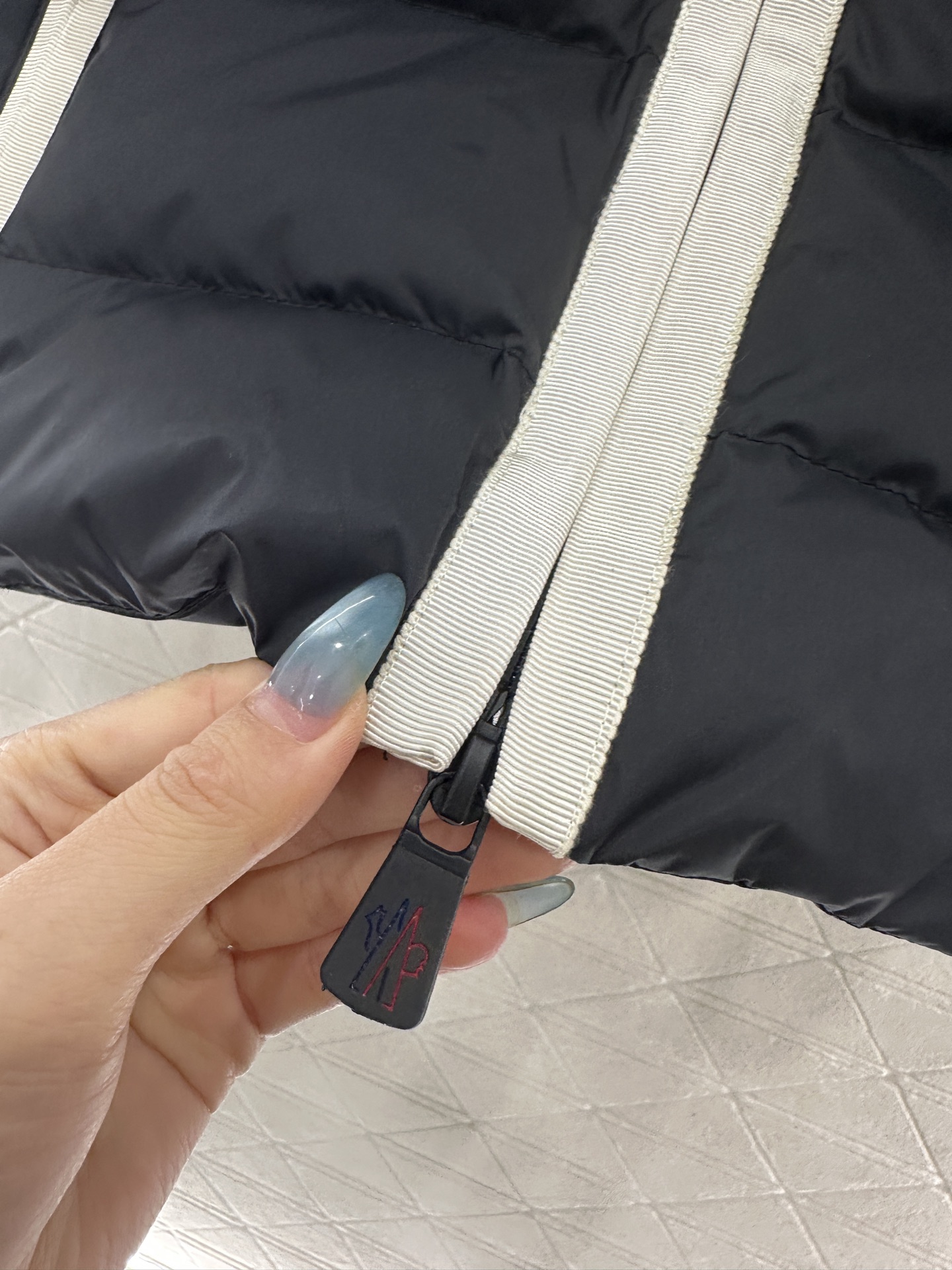 ♥Moncle*♥2025新品上架 长方压纹拼接连帽羽绒服滑雪🎿系列#定制YB防风防水尼龙材质，白鹅绒填